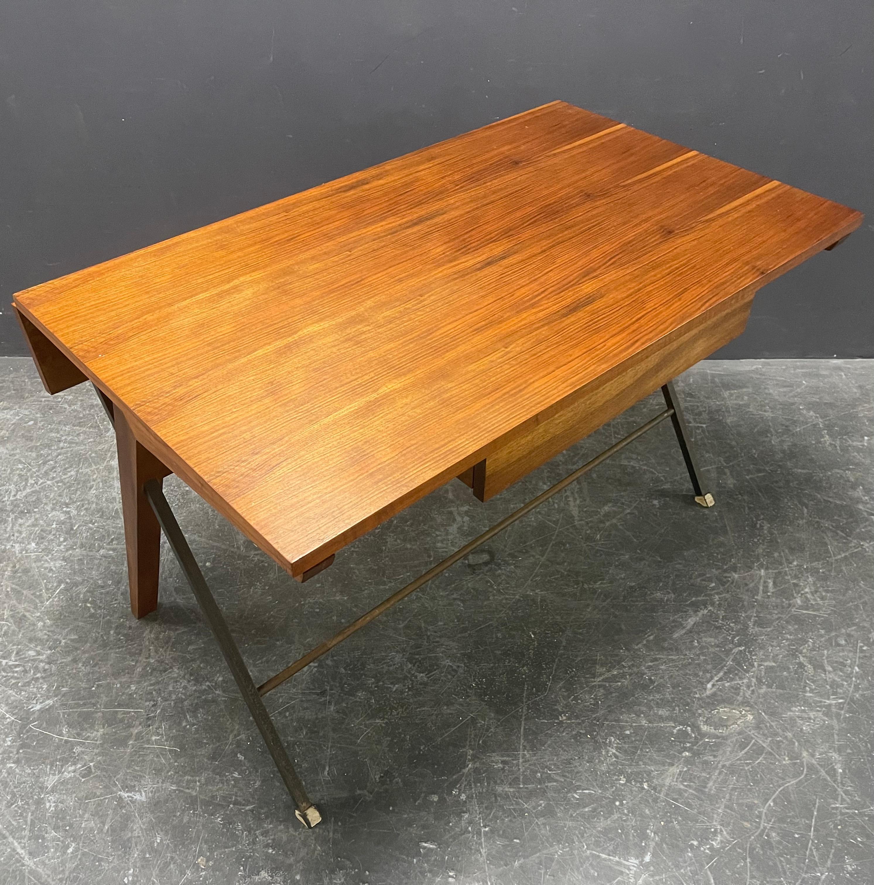 Wunderschöner minimalistischer italienischer Prototyp-Schreibtisch (Mitte des 20. Jahrhunderts) im Angebot