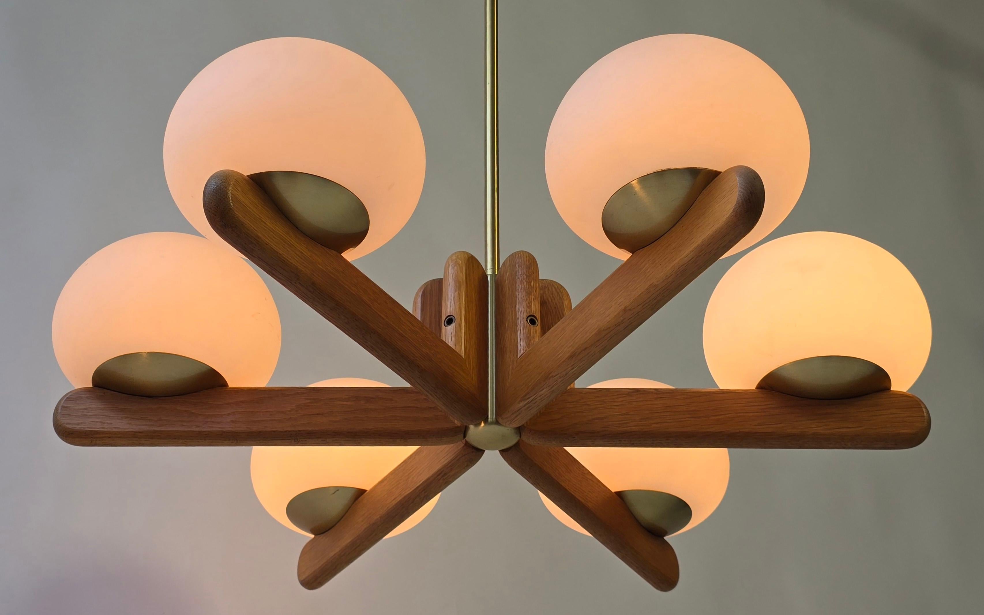 Meraviglioso lampadario minimalista in Oak e vetro opalino di Kaiser, Germania anni '70 in vendita 3