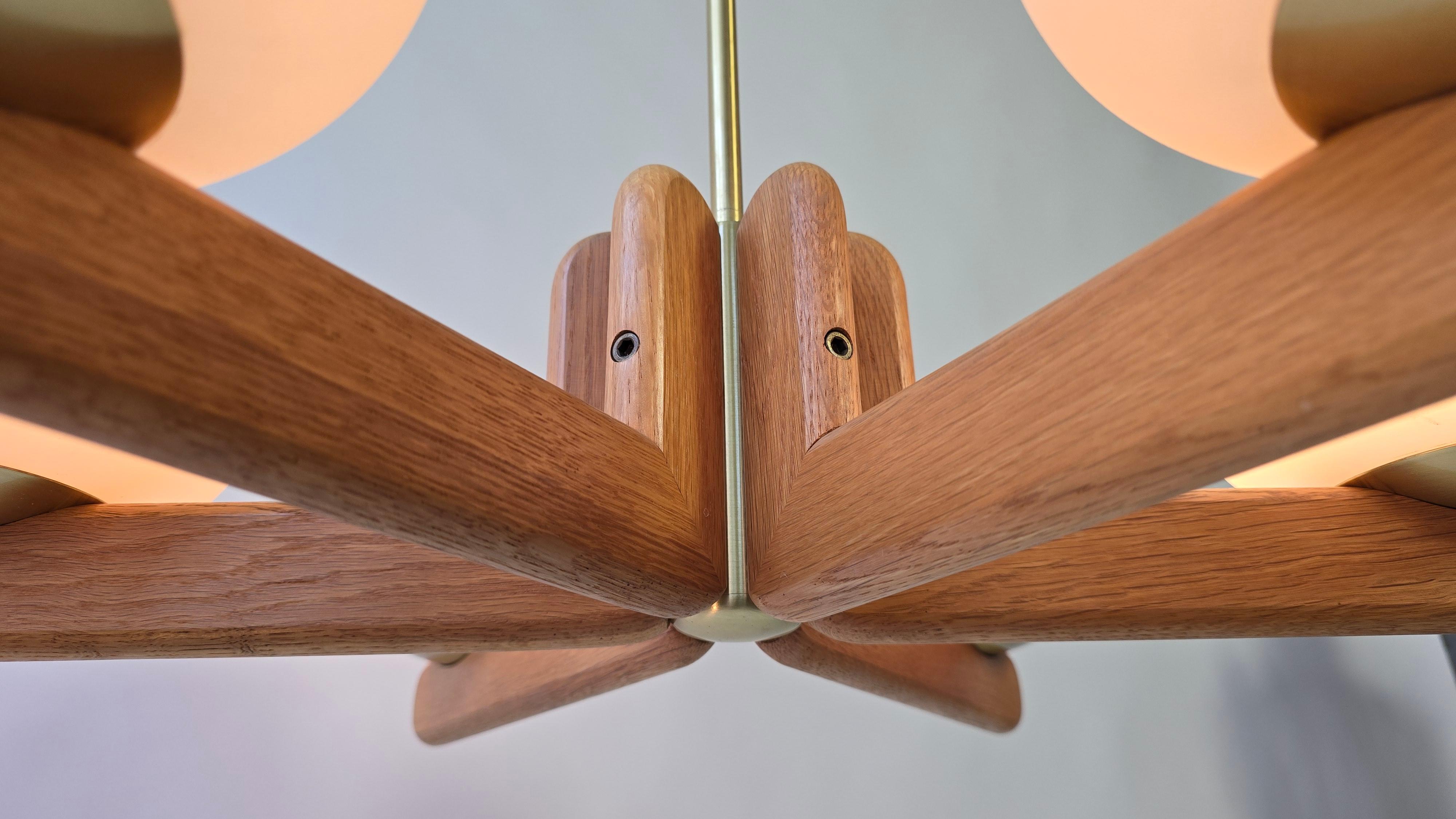 Meraviglioso lampadario minimalista in Oak e vetro opalino di Kaiser, Germania anni '70 in vendita 4