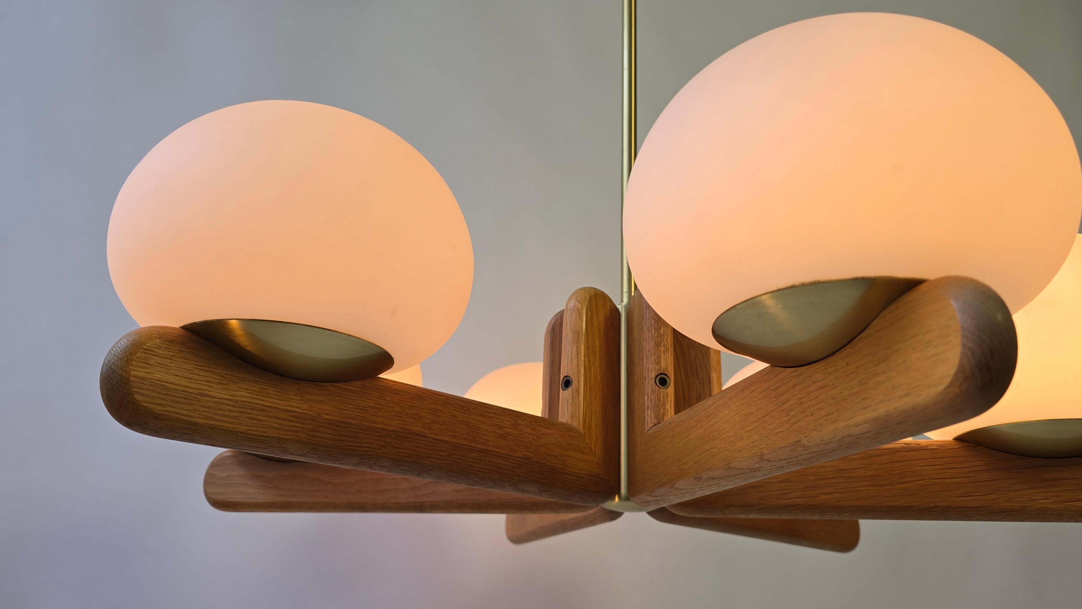 Meraviglioso lampadario minimalista in Oak e vetro opalino di Kaiser, Germania anni '70 in vendita 5