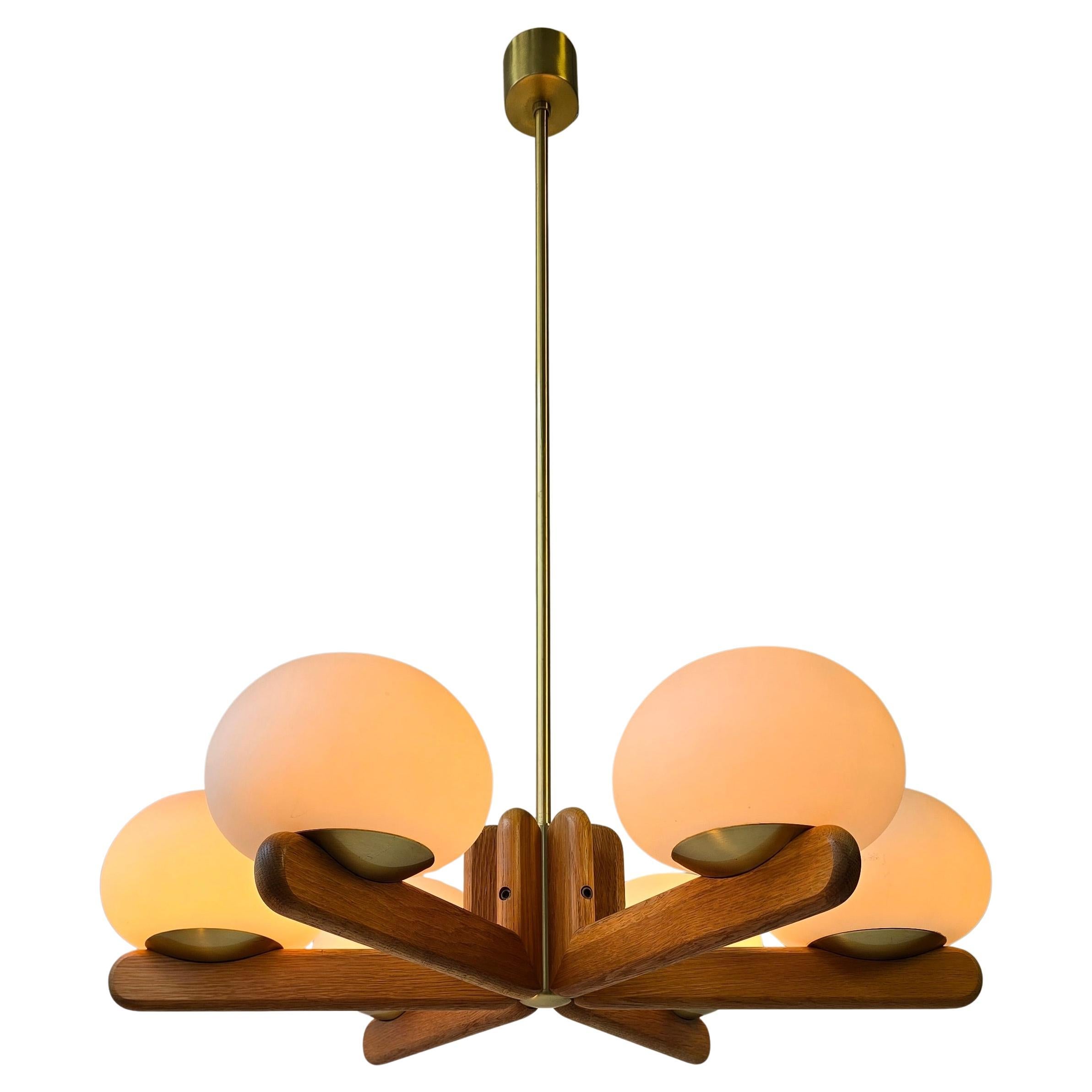 Minimalismo Meraviglioso lampadario minimalista in Oak e vetro opalino di Kaiser, Germania anni '70 in vendita