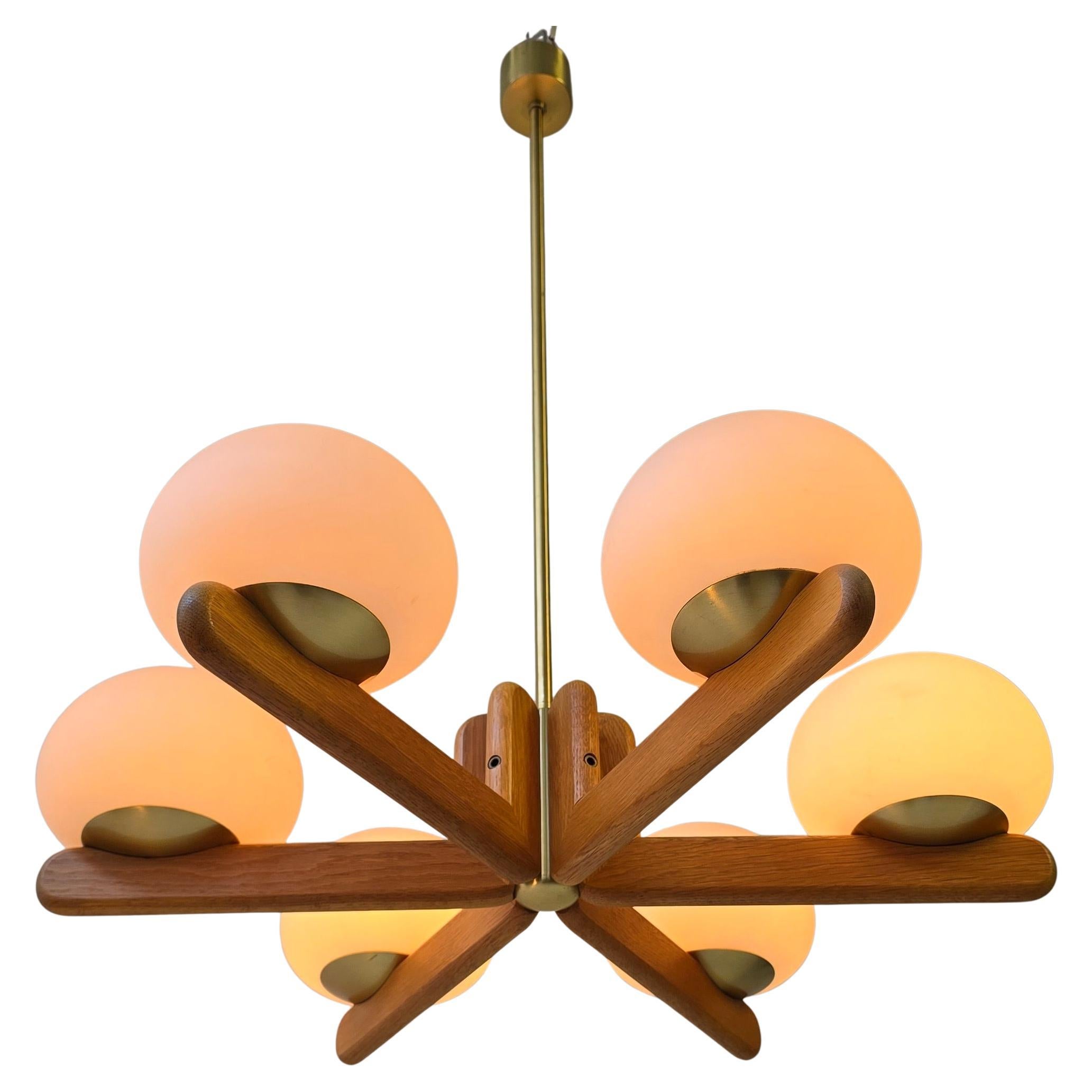 Tedesco Meraviglioso lampadario minimalista in Oak e vetro opalino di Kaiser, Germania anni '70 in vendita