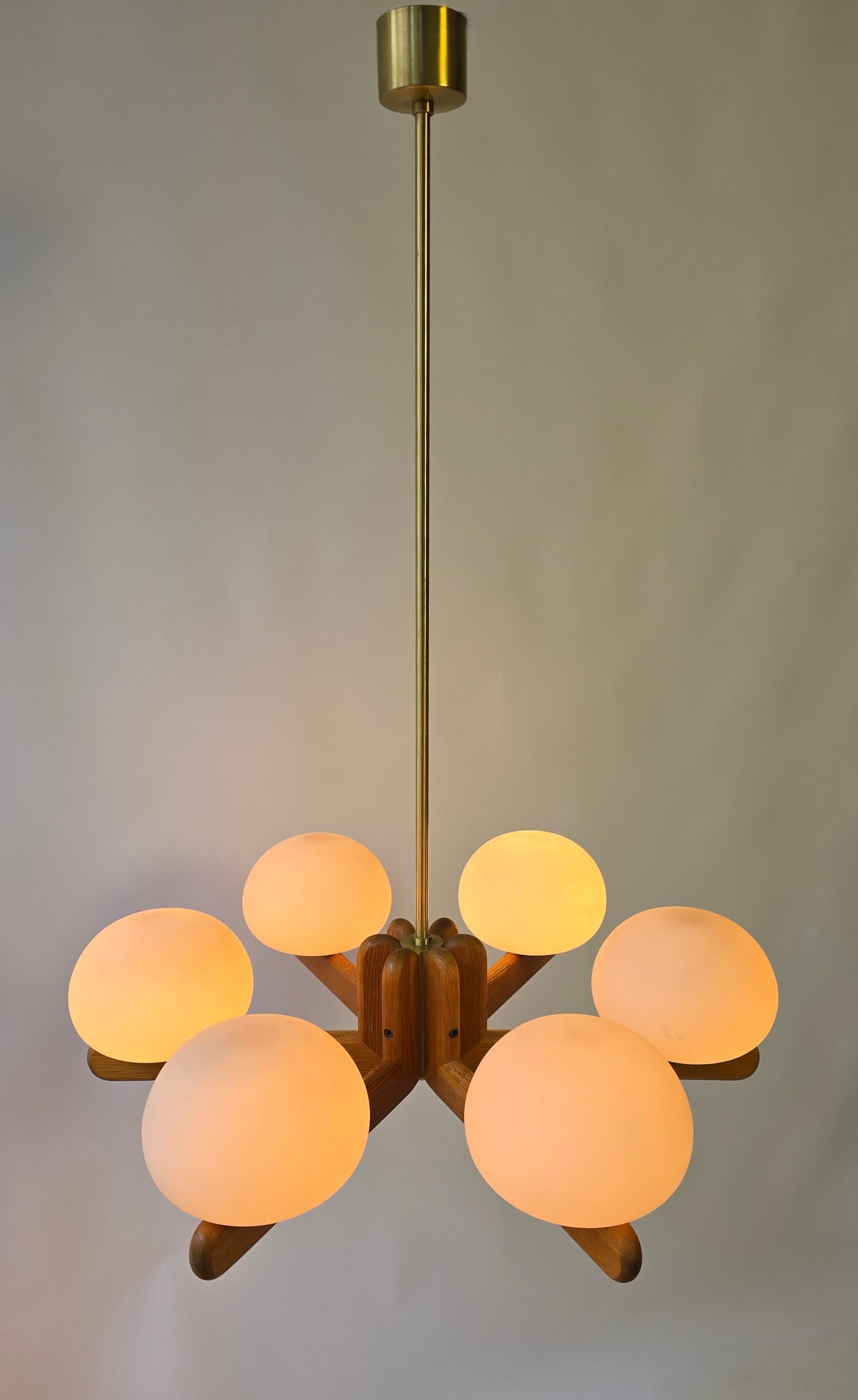 Meraviglioso lampadario minimalista in Oak e vetro opalino di Kaiser, Germania anni '70 In condizioni buone in vendita a Antwerp, BE