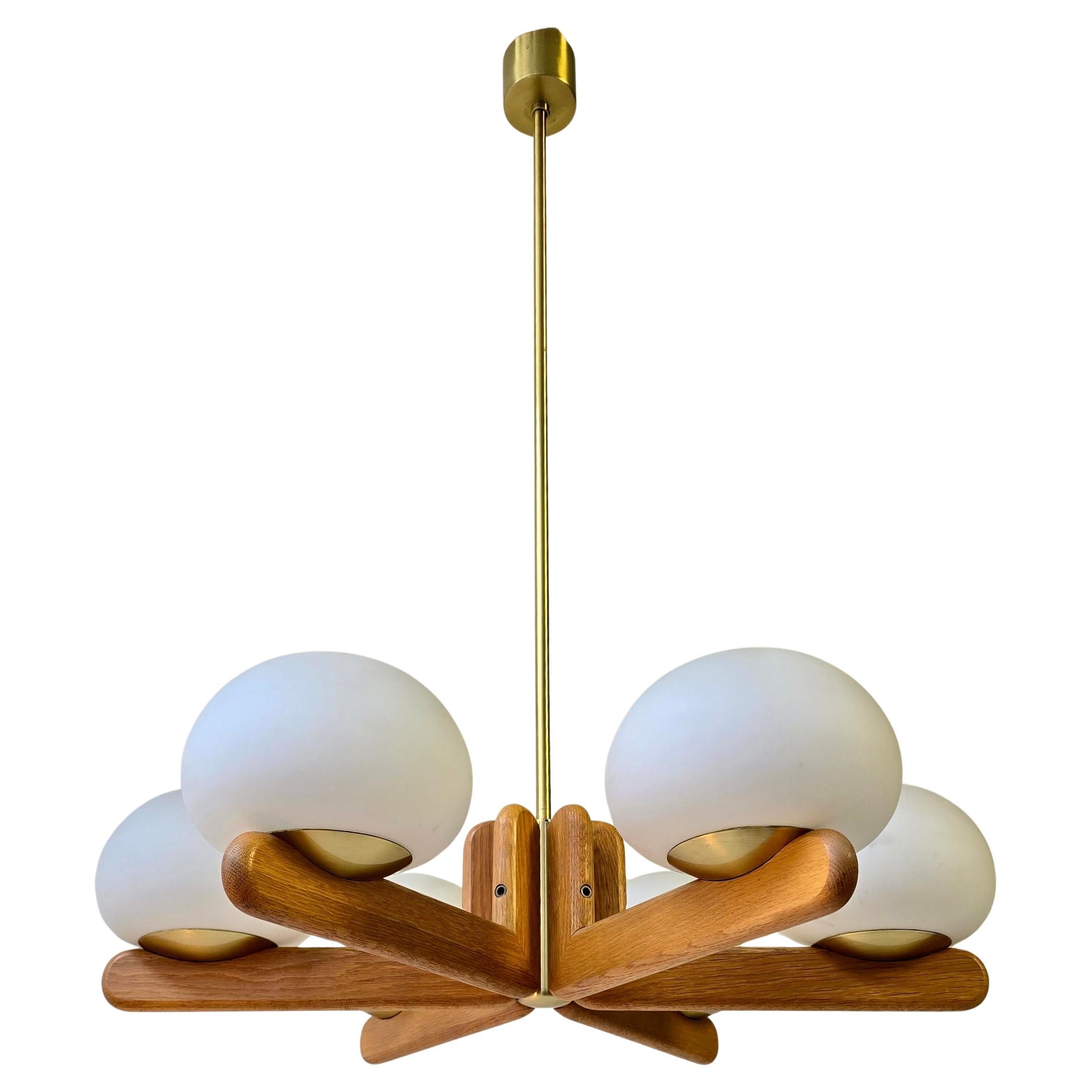 Vetro Meraviglioso lampadario minimalista in Oak e vetro opalino di Kaiser, Germania anni '70 in vendita