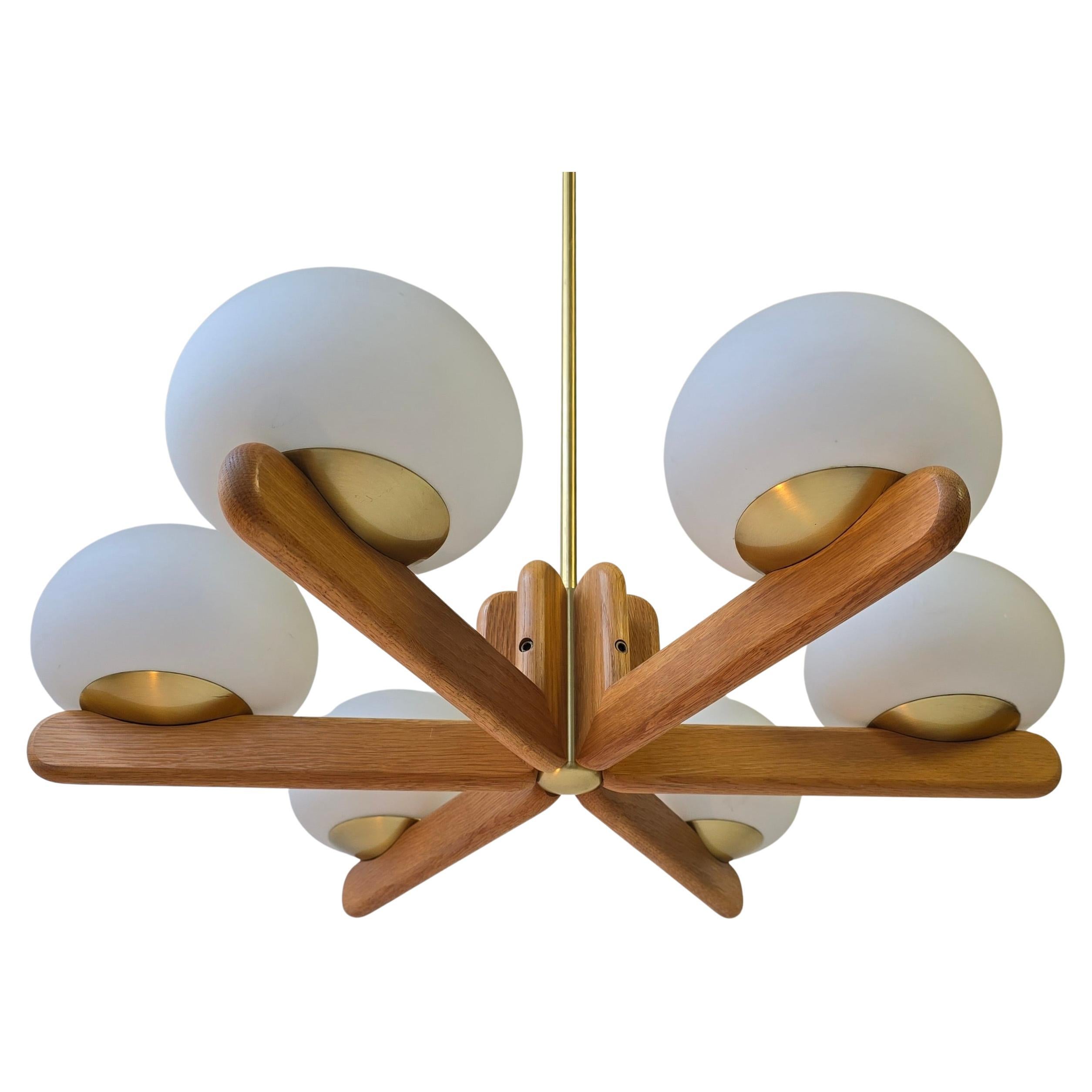 Meraviglioso lampadario minimalista in Oak e vetro opalino di Kaiser, Germania anni '70 in vendita 1