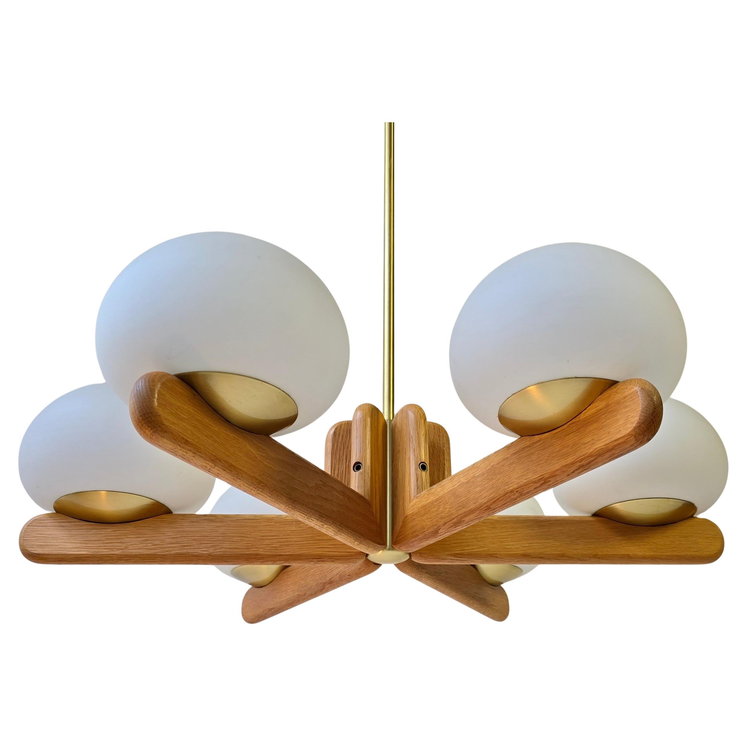 Meraviglioso lampadario minimalista in Oak e vetro opalino di Kaiser, Germania anni '70 in vendita 2