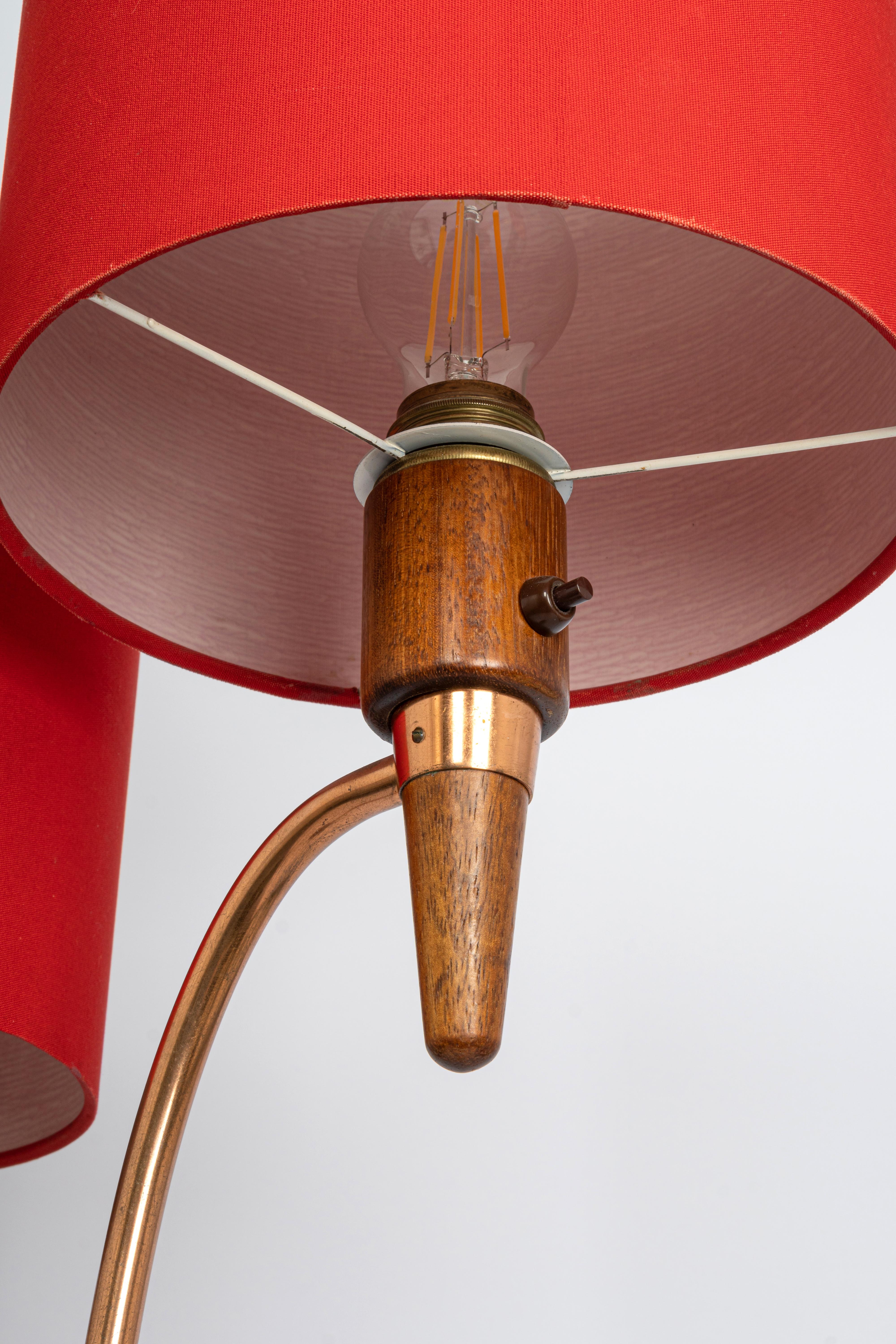 Wonderful Minimalistic Temde teak and copper floor lamp, 1960s. A unique, timeless, and elegant made by Temde, Switzerland. 

Good condition. Cleaned, well-wired and ready to use. 

The fixture requires 2 x E27 Standard bulbs with 80W max
