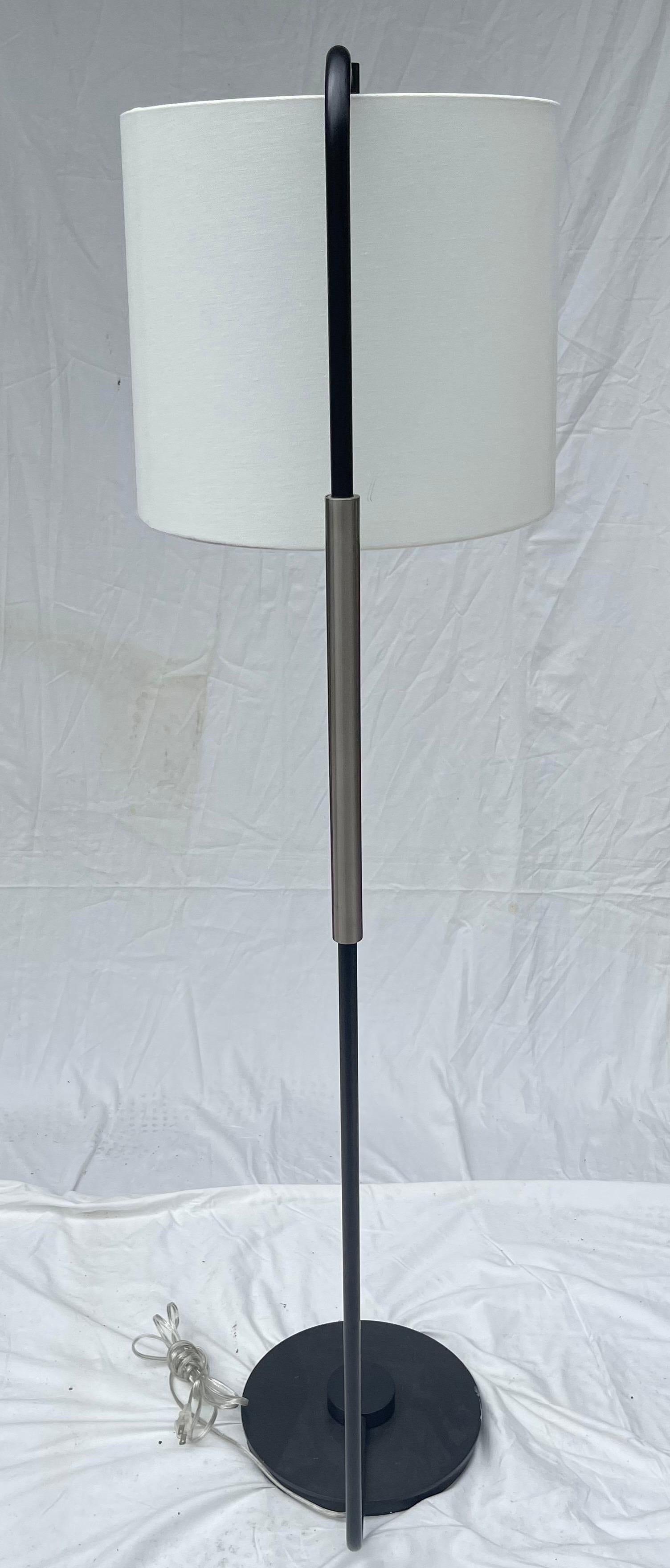 Moderno Whiting Lampada da terra moderna in nichel rivestito di polvere nera Lampada da terra con paralume a tamburo bianco in vendita