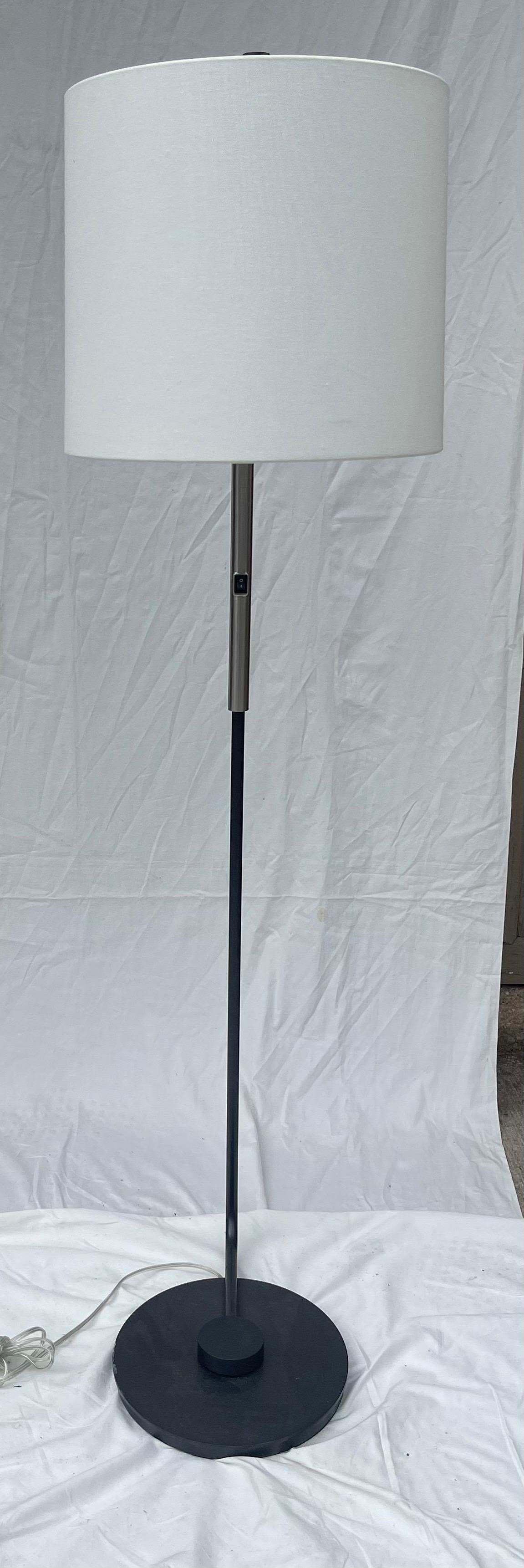 Verniciatura a polvere Whiting Lampada da terra moderna in nichel rivestito di polvere nera Lampada da terra con paralume a tamburo bianco in vendita