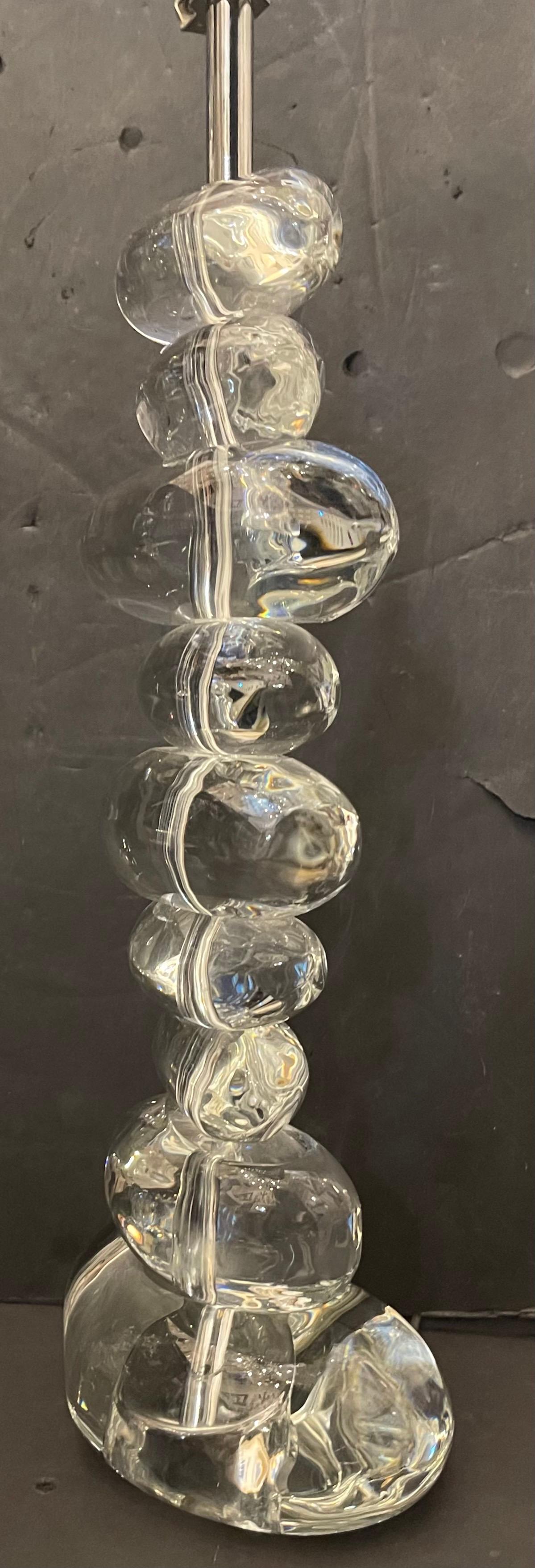 Una meravigliosa coppia di lampade da tavolo moderne George Kovacs impilate in vetro trasparente lucidato form A. Stone