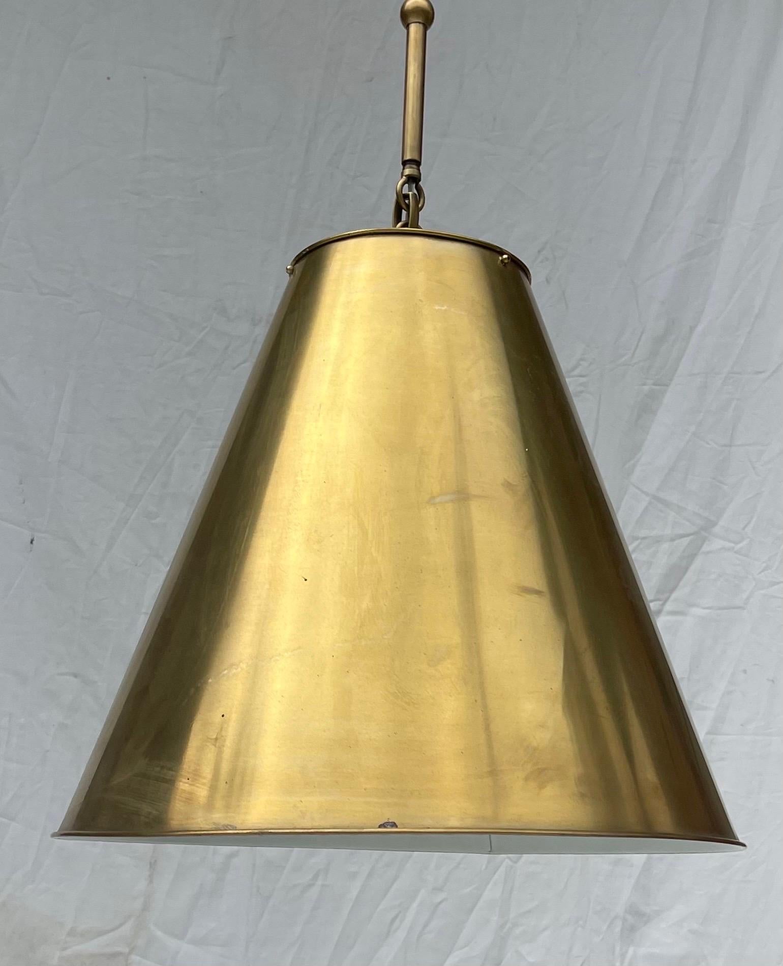 Moderne Merveilleux lustre de plafond moderne suspendu à une grande cloche en laiton en vente