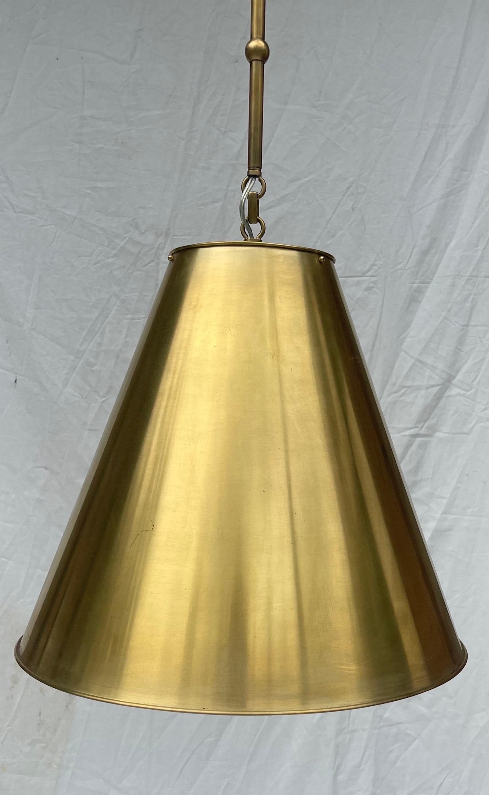 Merveilleux lustre de plafond moderne suspendu à une grande cloche en laiton Bon état - En vente à Roslyn, NY