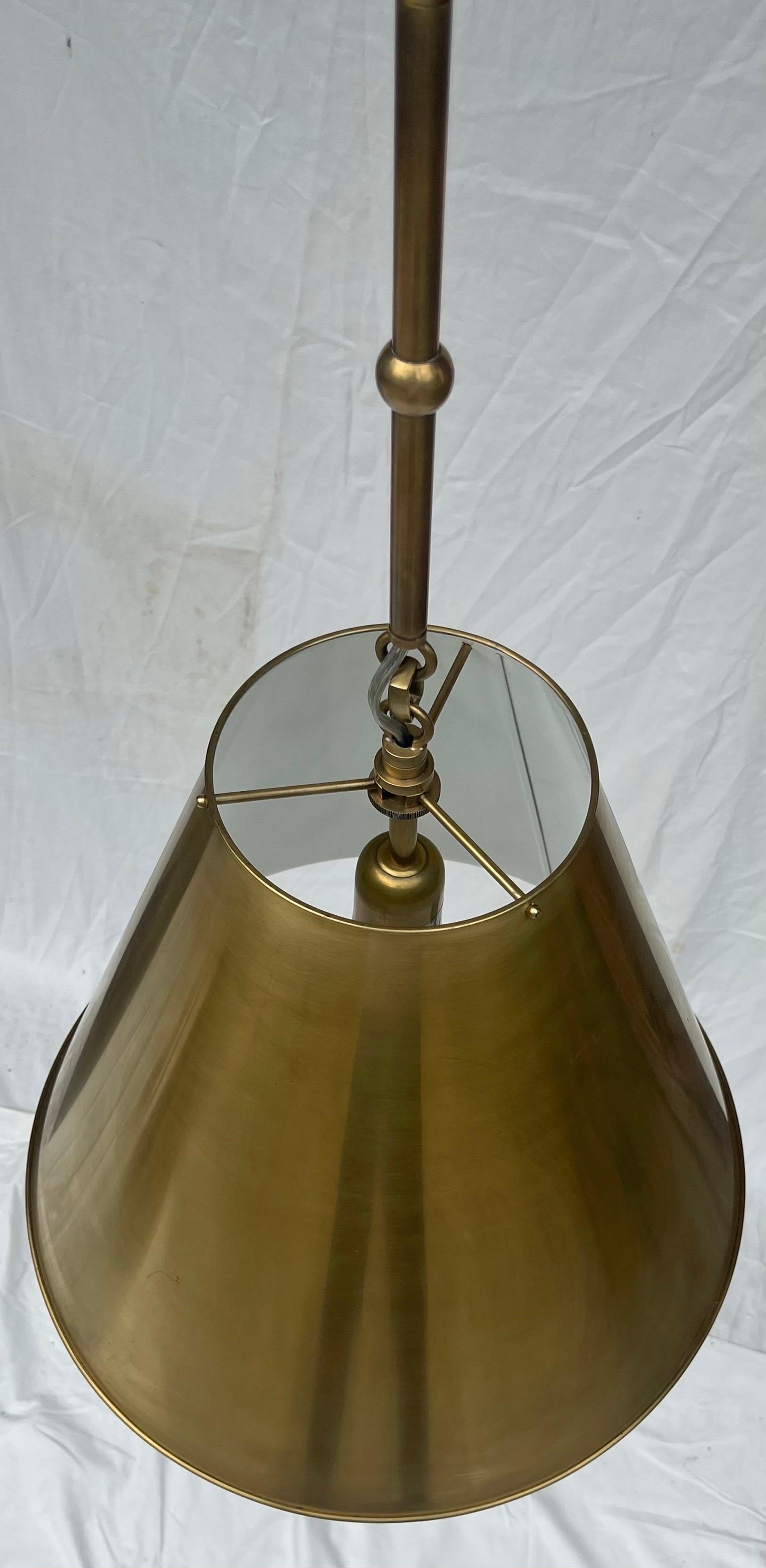 Laiton Merveilleux lustre de plafond moderne suspendu à une grande cloche en laiton en vente