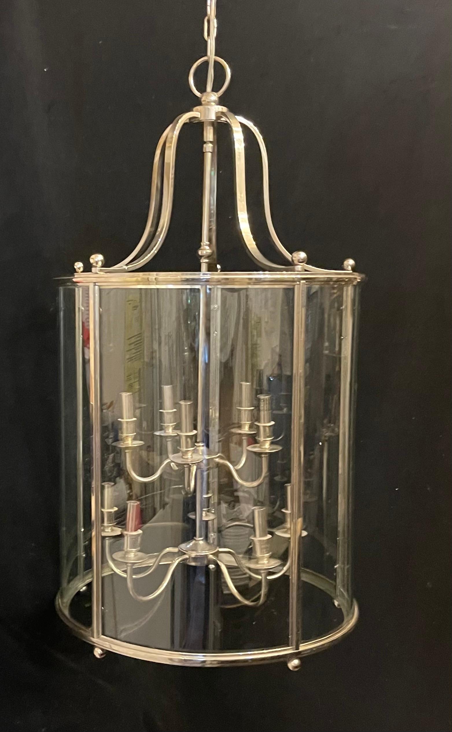 Eine wunderbare moderne Ralph Lauren Style Large Polished Nickel Round Glass Lantern Fixture With 10 Candelabra Internal Lights, Accompanied By Chain Canopy And Mounting Hardware