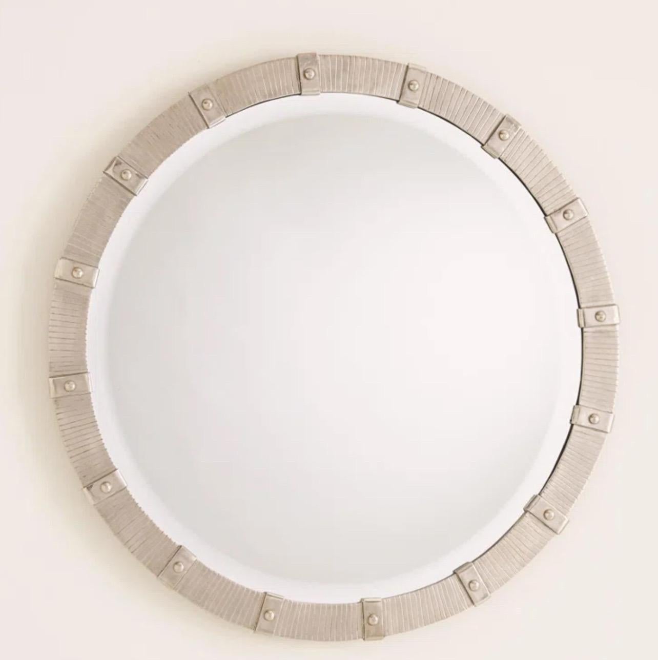 Eine wunderbare moderne Runde gebürstetem Nickel mit gerippten Riemen äußeren Band und abgeschrägte innere Wand Spiegel 
Begleitet von französischer Klampe für die Installation 