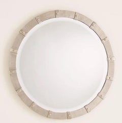 Meraviglioso specchio da parete moderno rotondo in nichel spazzolato con fascia a nastro smussata