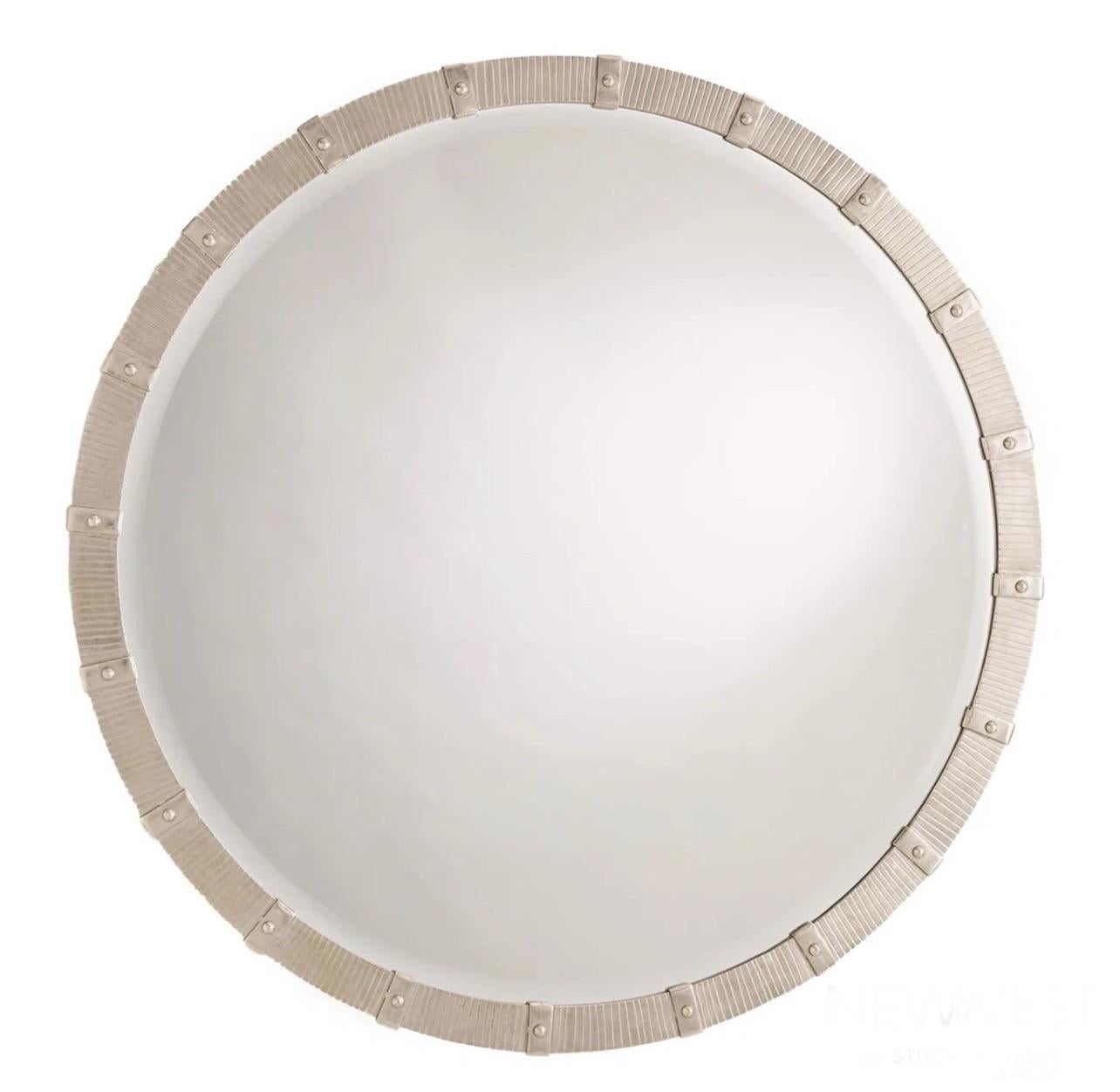 Wunderschöner Moderner Runder Gebürsteter Nickel Gerippter Riemen Band Abgeschrägter Wandspiegel im Zustand „Gut“ im Angebot in Roslyn, NY
