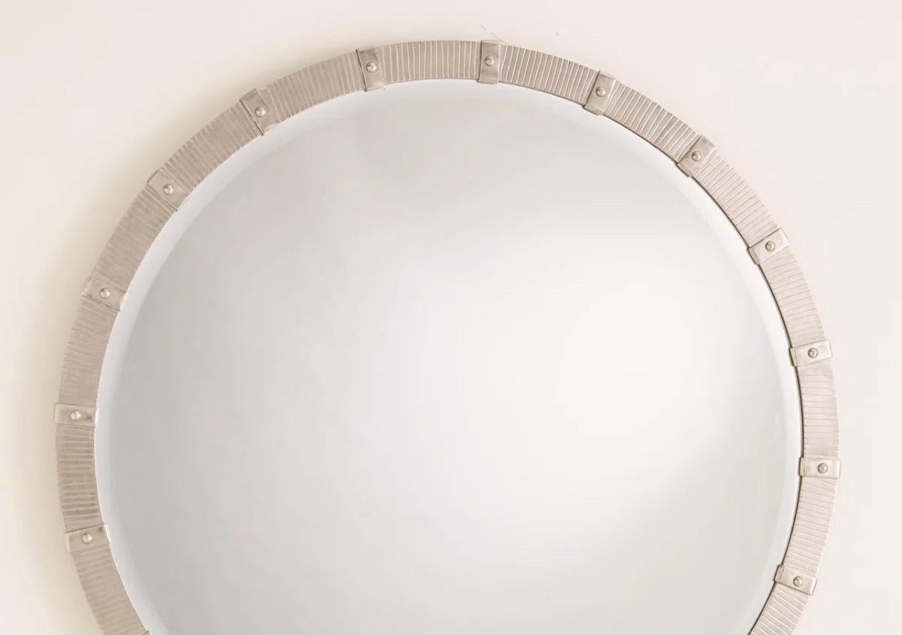 Wunderschöner Moderner Runder Gebürsteter Nickel Gerippter Riemen Band Abgeschrägter Wandspiegel (20. Jahrhundert) im Angebot