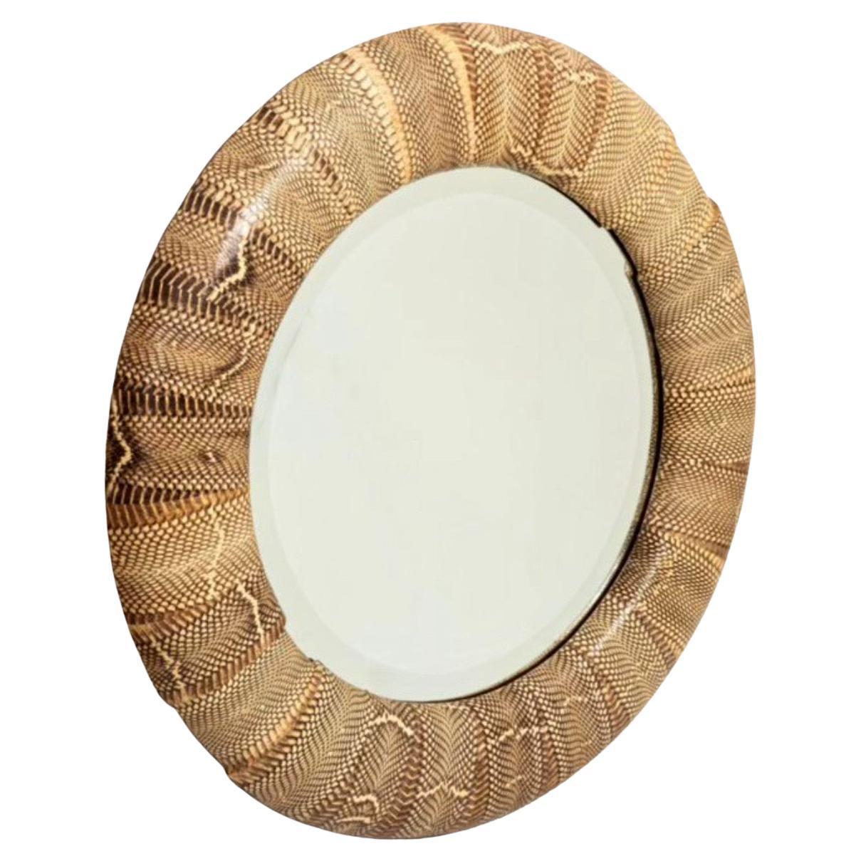 Wunderschöne Moderne Runde Schlangenhaut Wand abgeschrägten Spiegel von R & Y Augousti Frankreich im Angebot