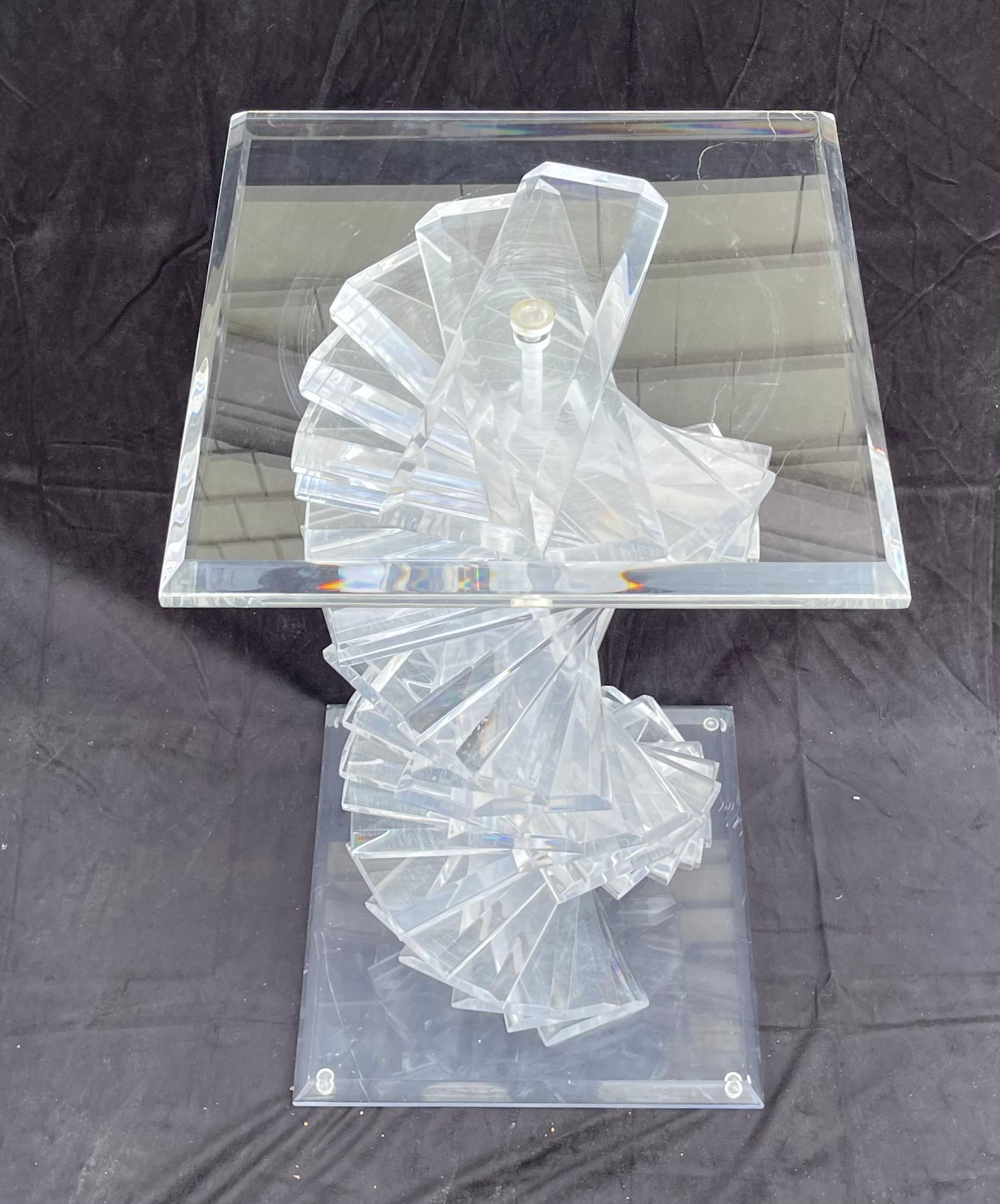Eine wunderbare moderne Shlomi Haziza Stacked Acryl Lucite Helix Spiral Pedestal