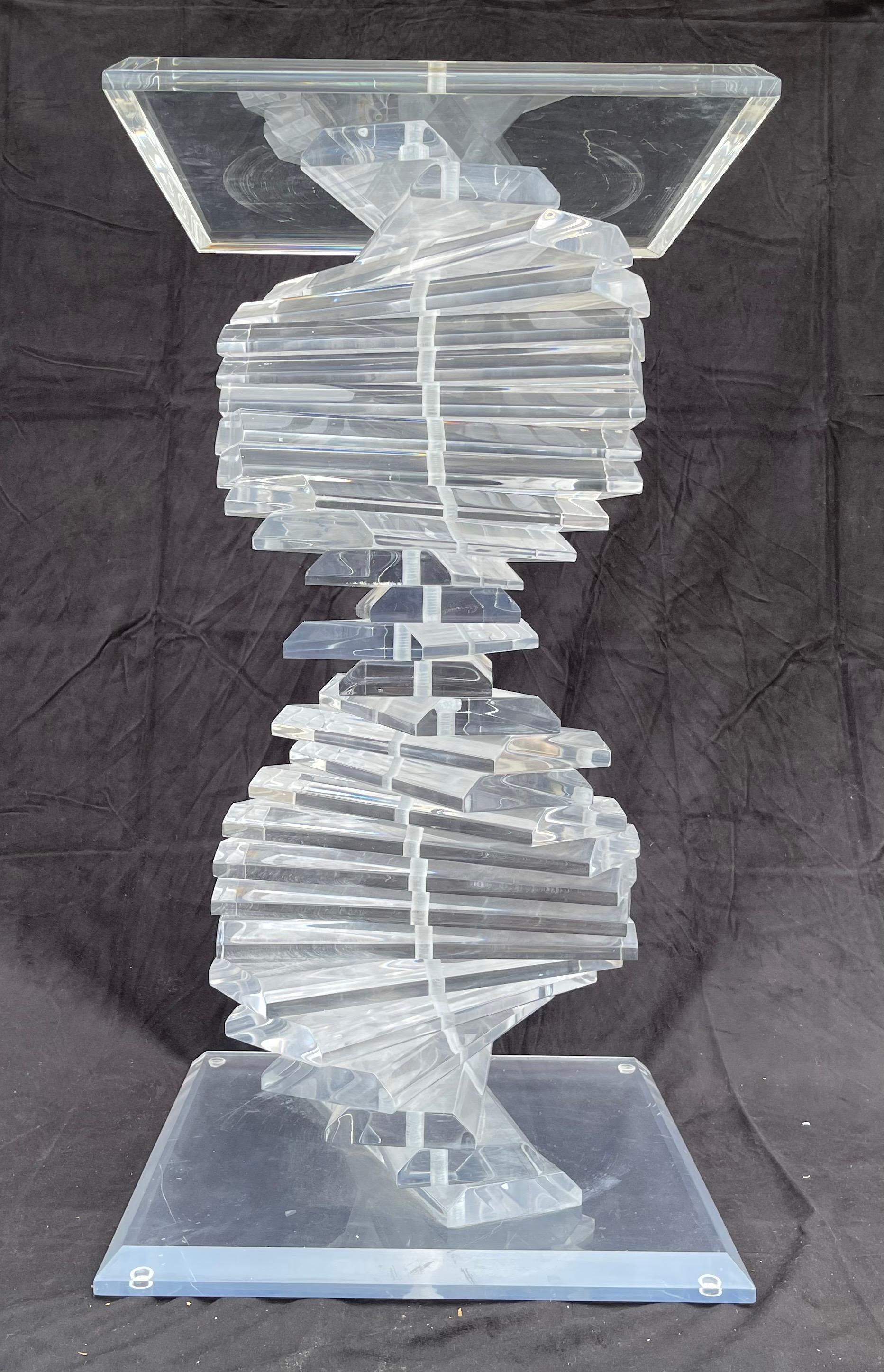 Wunderbar Modern Shlomi Haziza Gestapelt Acryl Lucite Helix Spirale Pedestal (Moderne der Mitte des Jahrhunderts) im Angebot