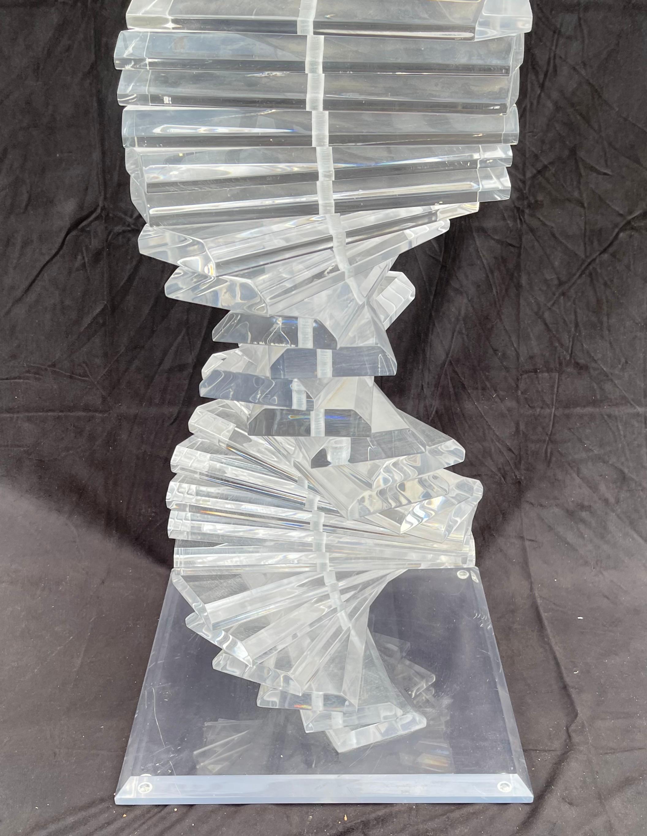 Wunderbar Modern Shlomi Haziza Gestapelt Acryl Lucite Helix Spirale Pedestal im Zustand „Gut“ im Angebot in Roslyn, NY