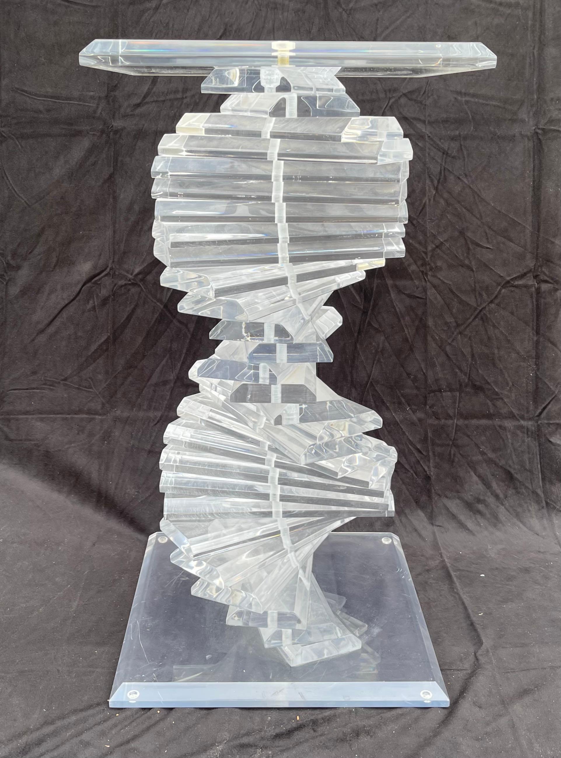 Wunderbar Modern Shlomi Haziza Gestapelt Acryl Lucite Helix Spirale Pedestal (20. Jahrhundert) im Angebot
