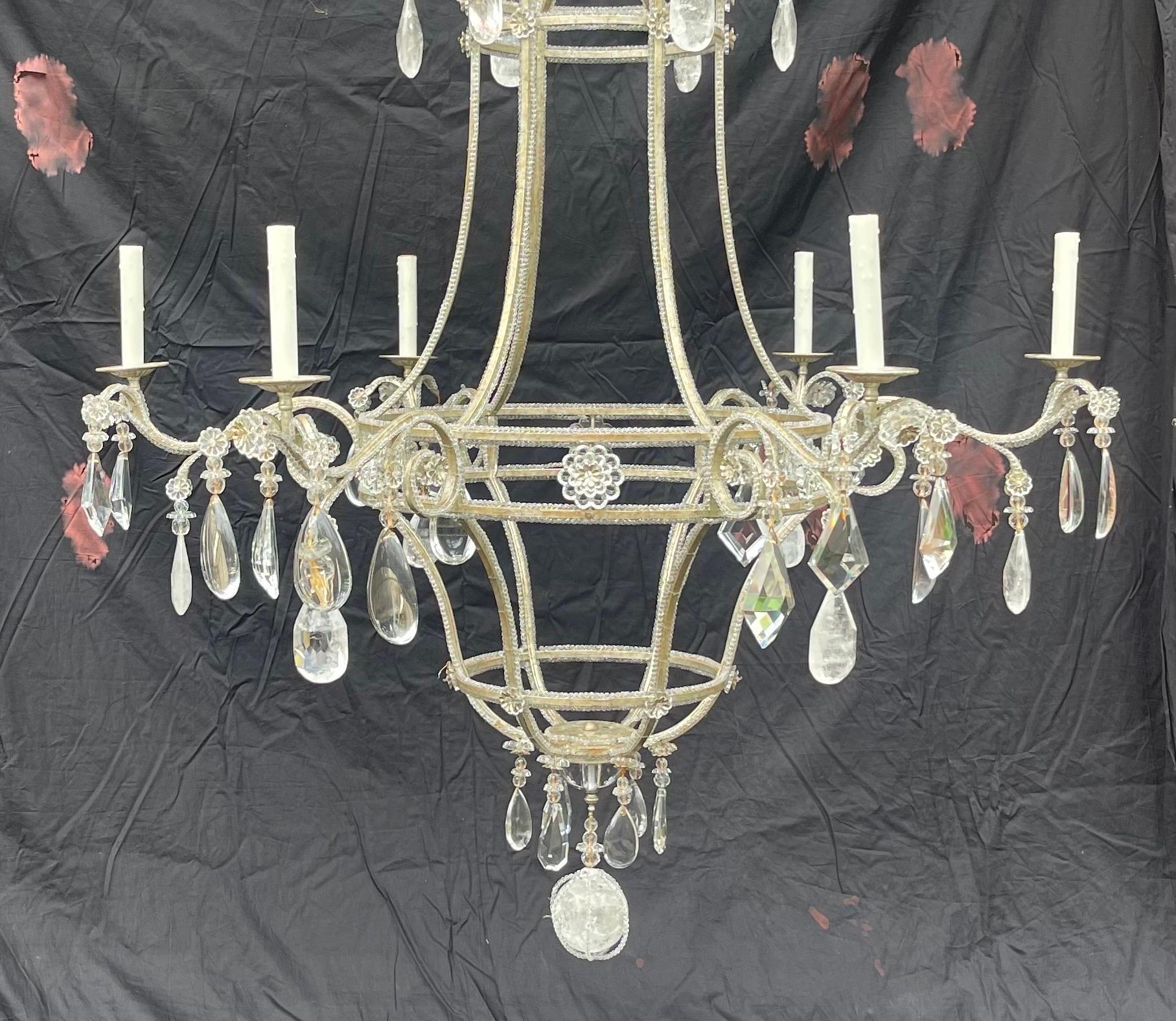 Moderne Merveilleux lustre moderne en cristal de roche perlé de feuilles d'argent de la Maison Baguès en vente