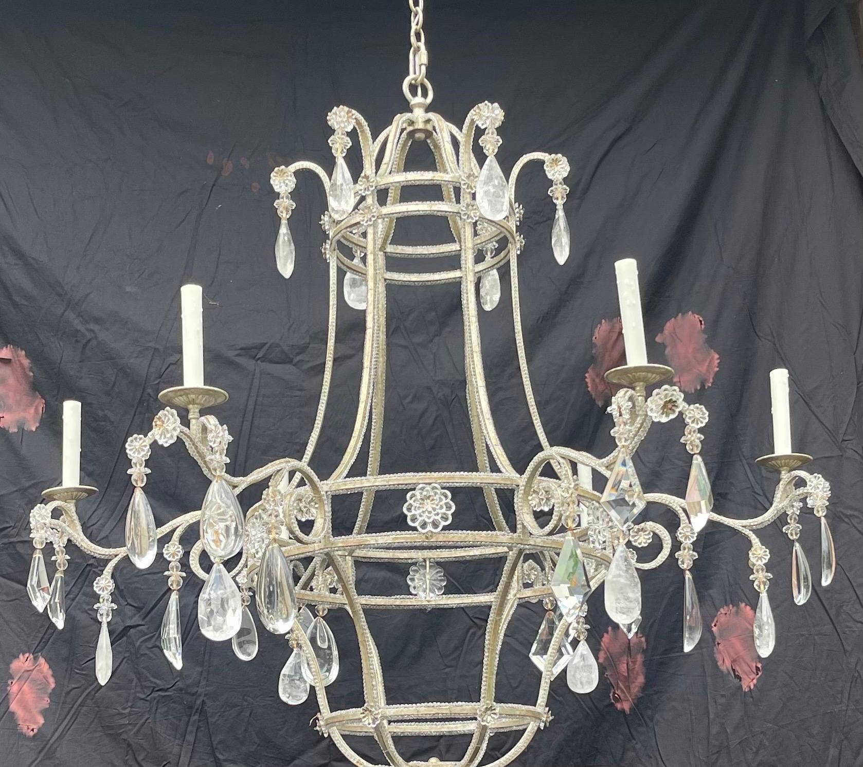 italien Merveilleux lustre moderne en cristal de roche perlé de feuilles d'argent de la Maison Baguès en vente