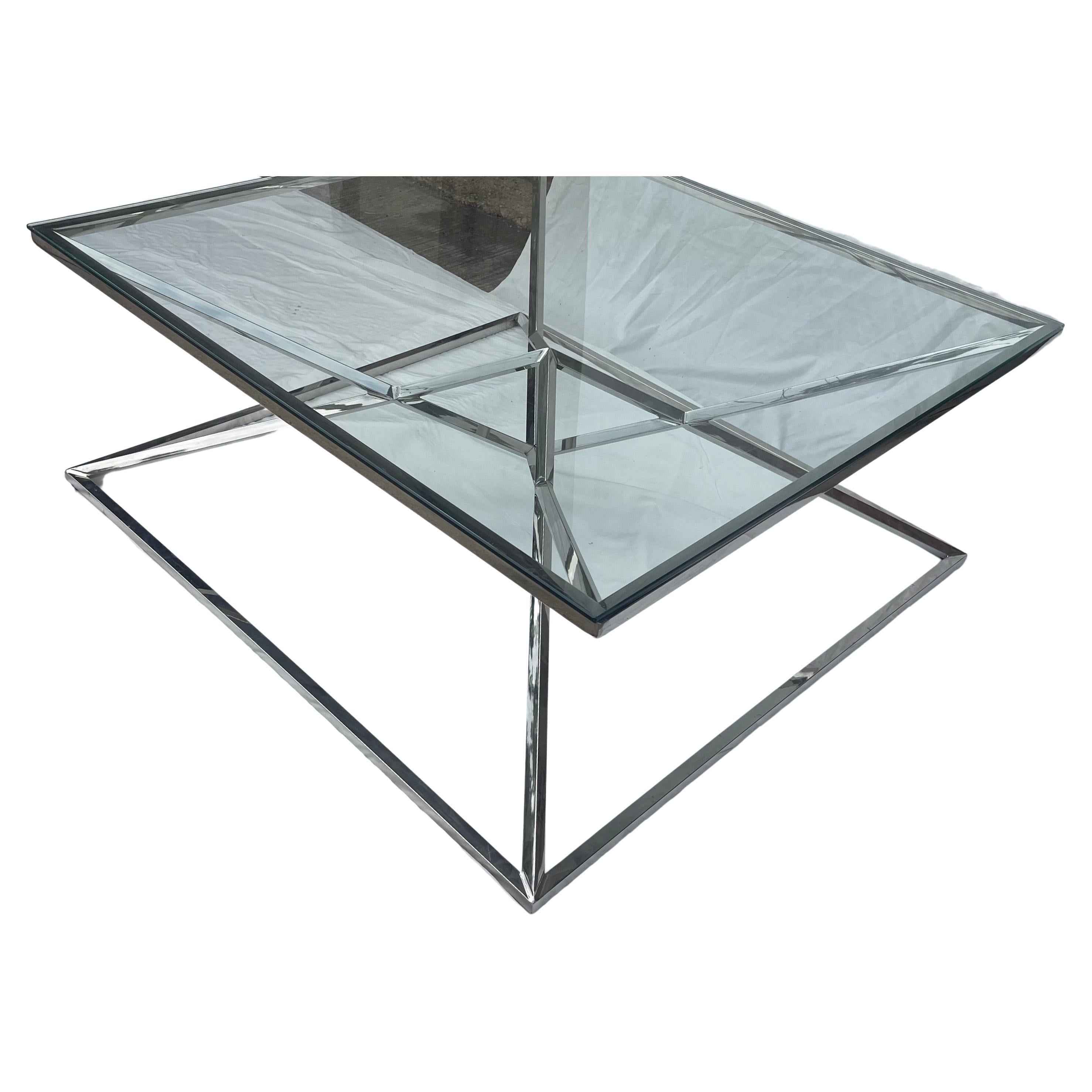 Merveilleuse table basse/cocktail moderne carrée à design pyramidal en nickel poli/acier inoxydable avec plateau en verre