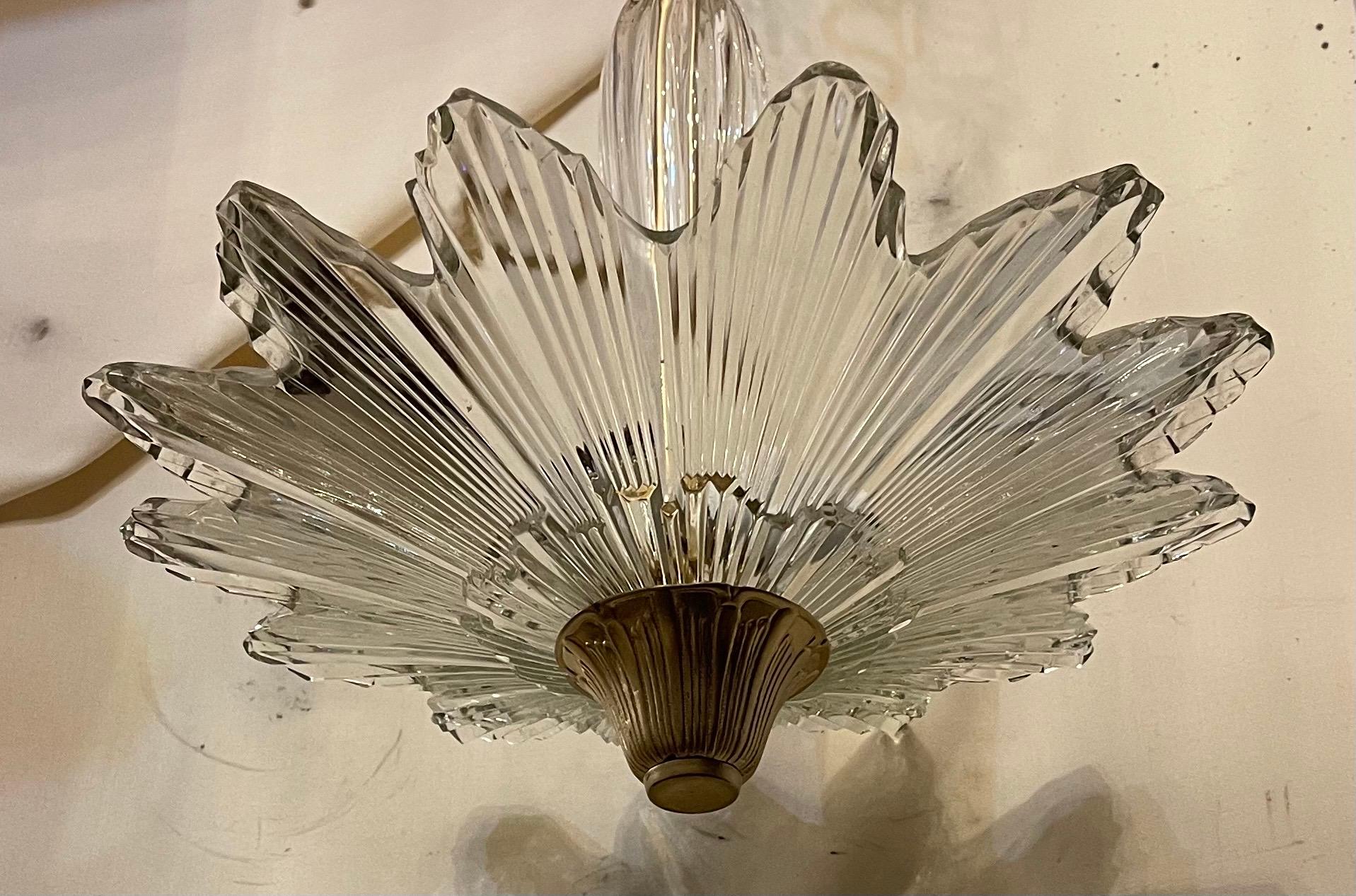 Eine wunderbare Mid Century Modern Transitional Vergoldete Bronze Art Deco Starburst 3 Kandelaber Leuchte
Neu verkabelt mit neuen Steckdosen


 