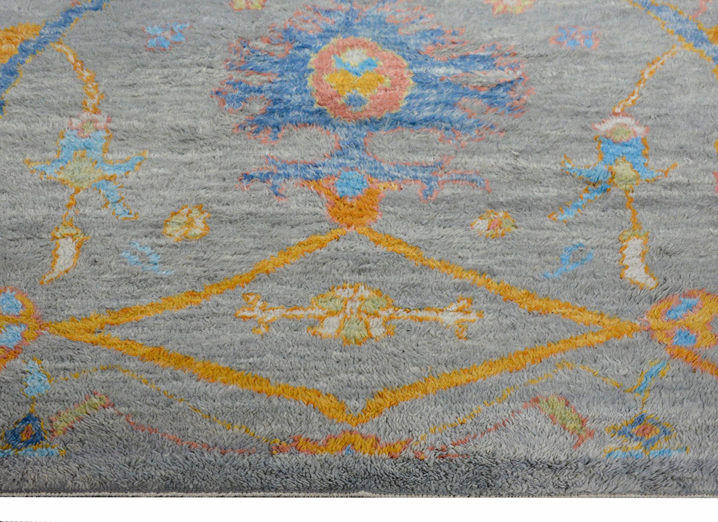 Teinture végétale Magnifique tapis turc moderne de type Tulu en vente