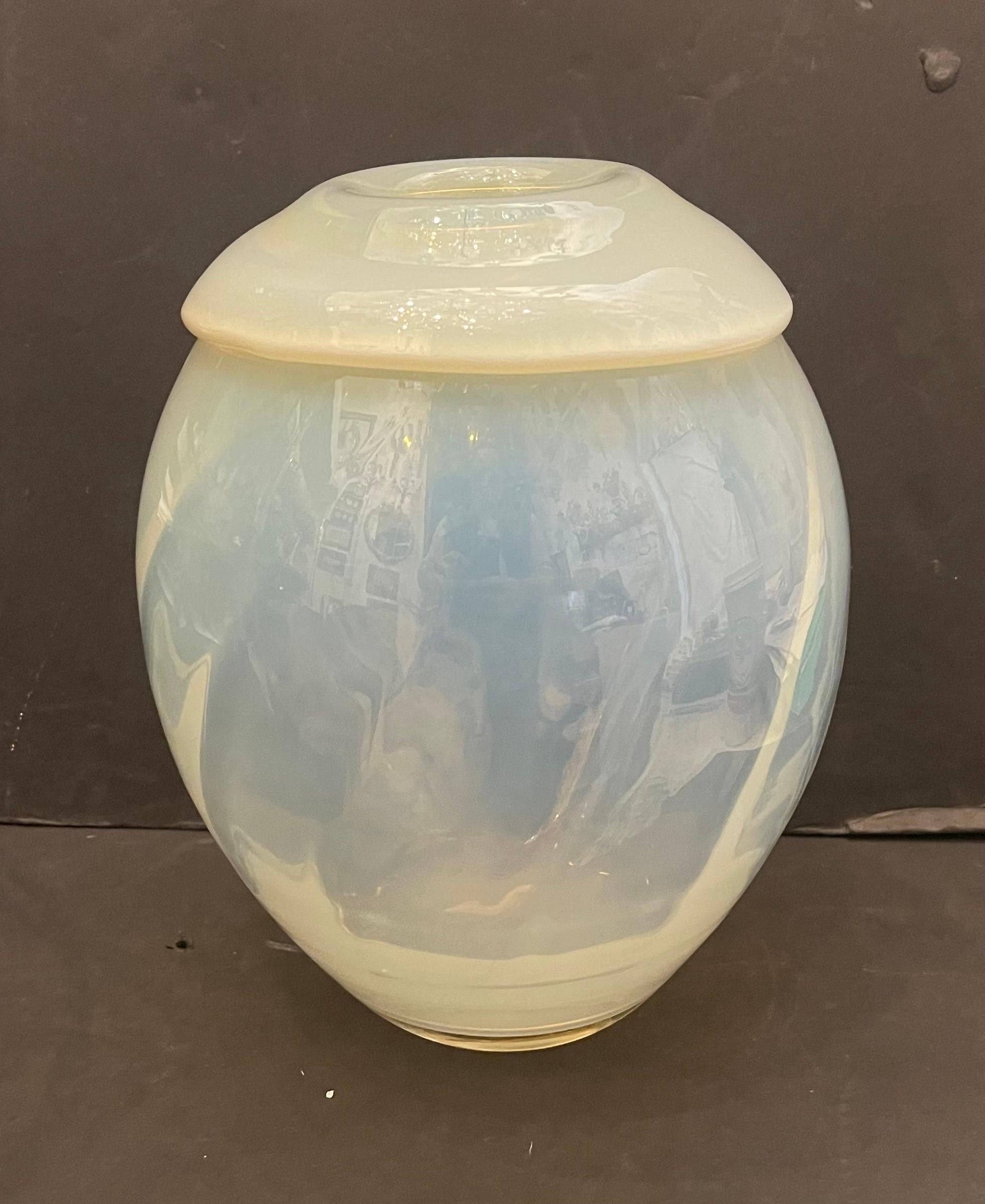 Merveilleux vase en verre d'art moderne Waterford Evolution Large Optic Opal Opalescent