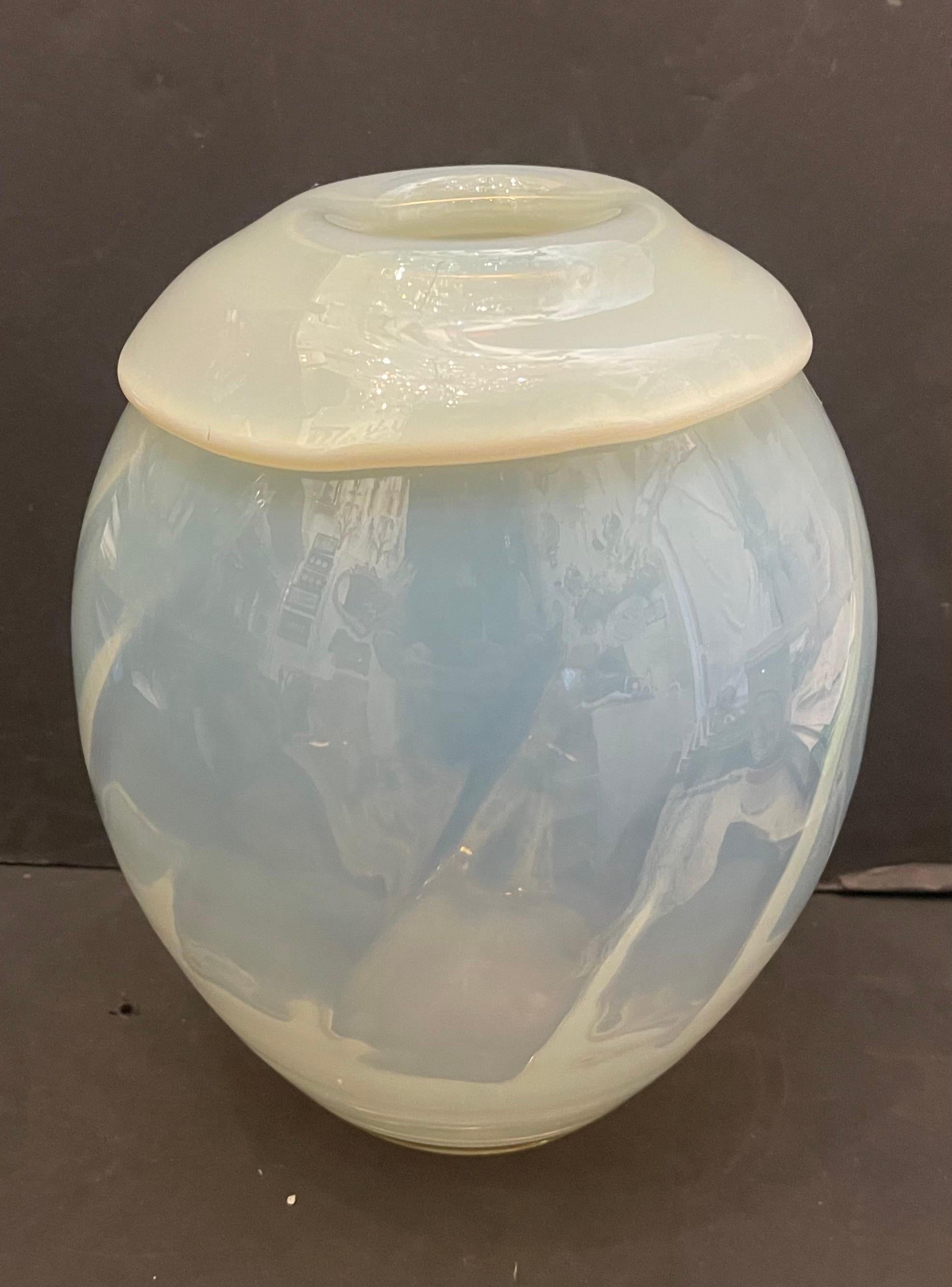 Moderne Magnifique vase en verre d'art moderne Waterford Evolution Large Optic Opal Opalescent en vente