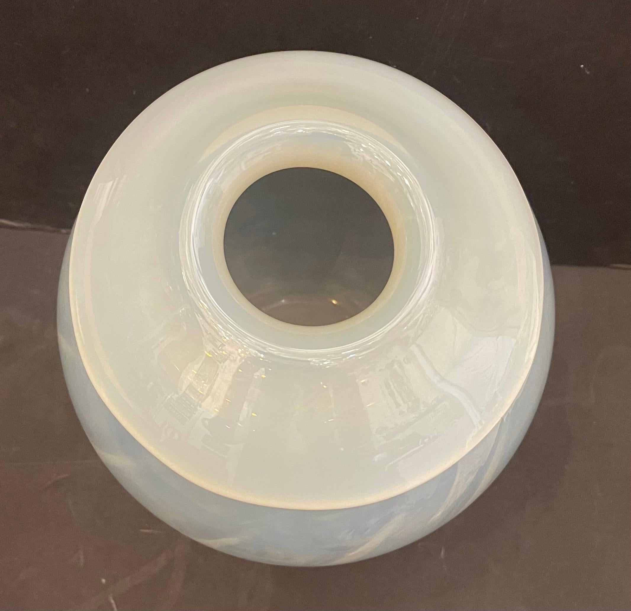 Magnifique vase en verre d'art moderne Waterford Evolution Large Optic Opal Opalescent Bon état - En vente à Roslyn, NY