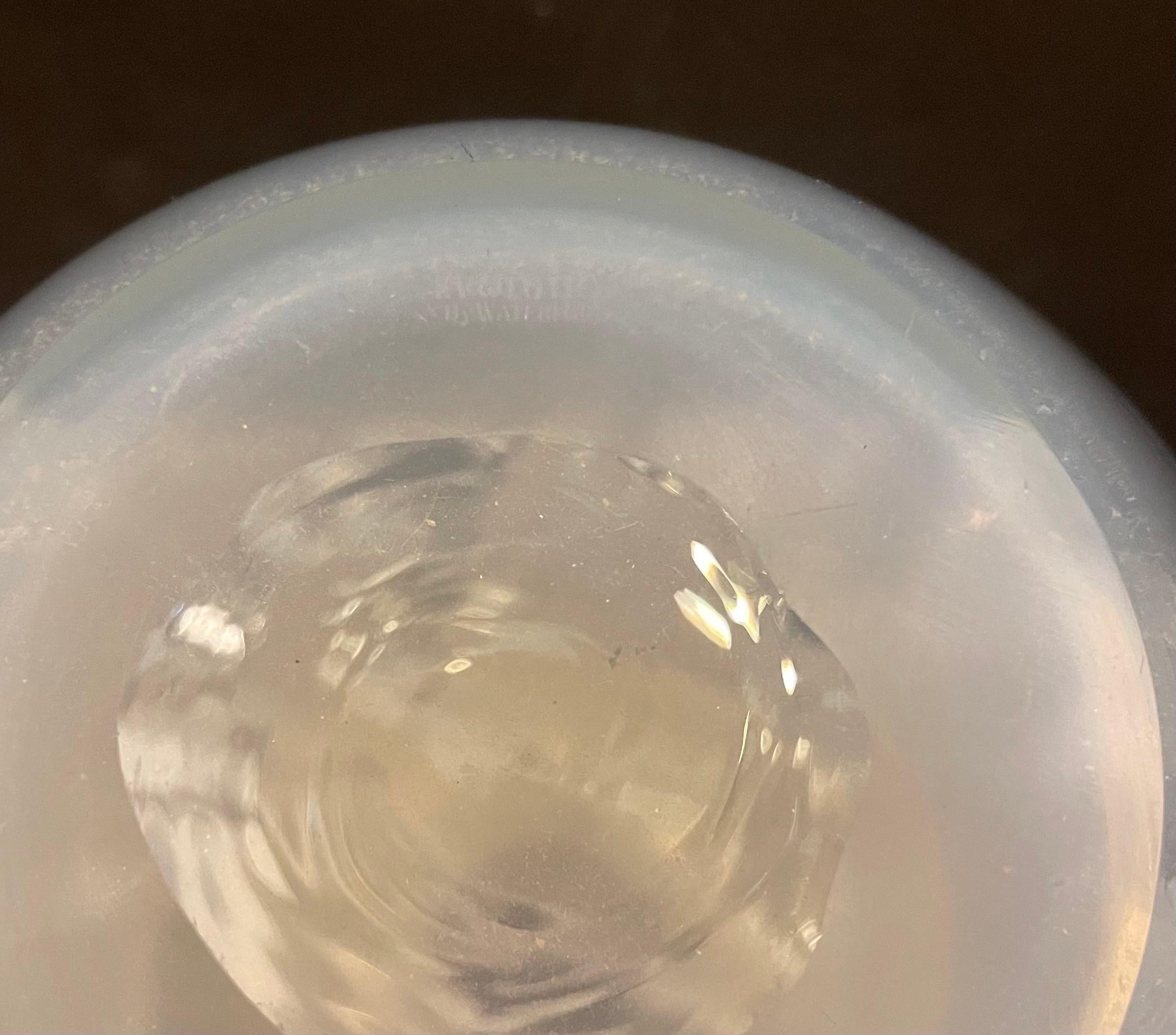 20ième siècle Magnifique vase en verre d'art moderne Waterford Evolution Large Optic Opal Opalescent en vente