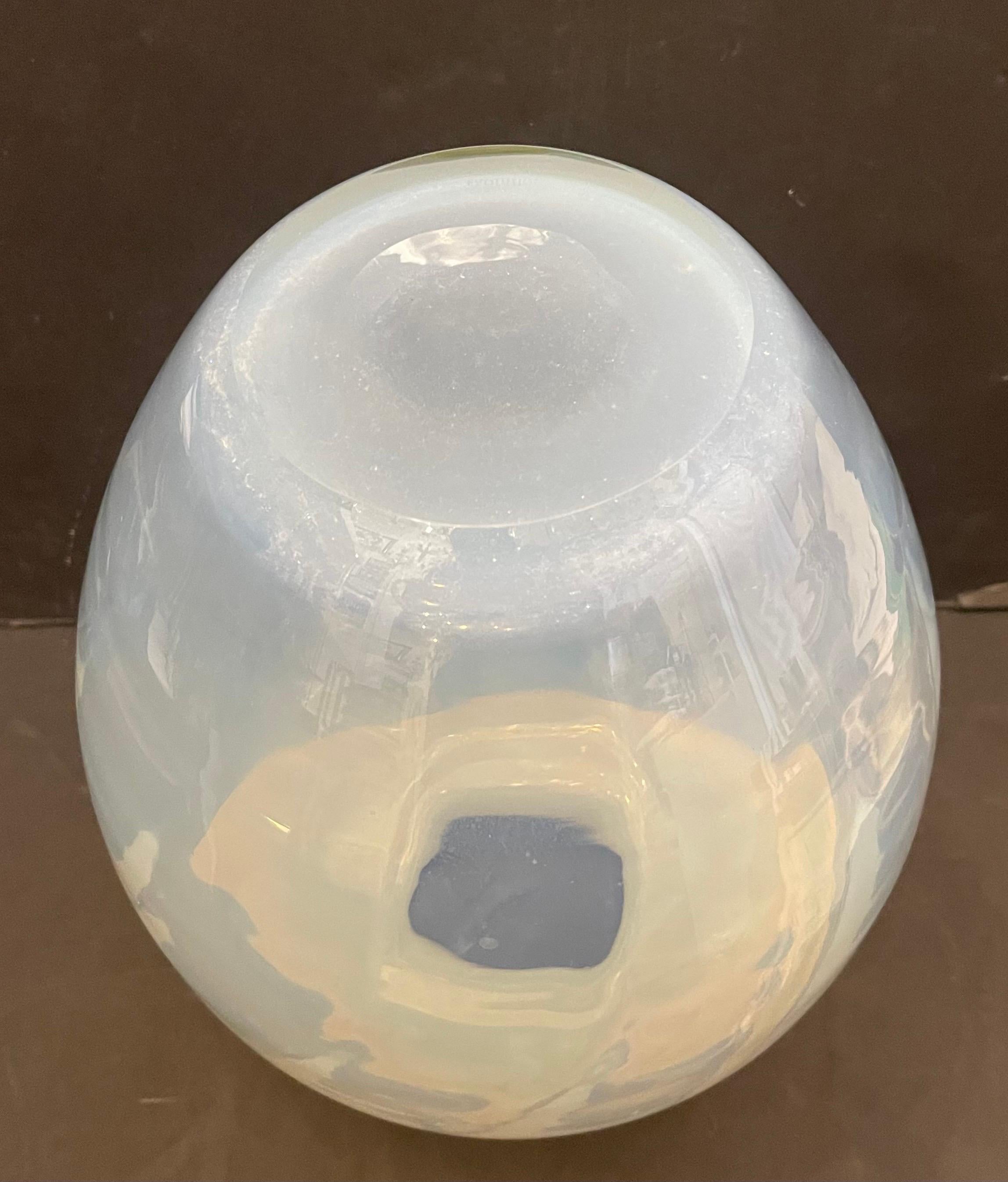 Verre d'art Magnifique vase en verre d'art moderne Waterford Evolution Large Optic Opal Opalescent en vente