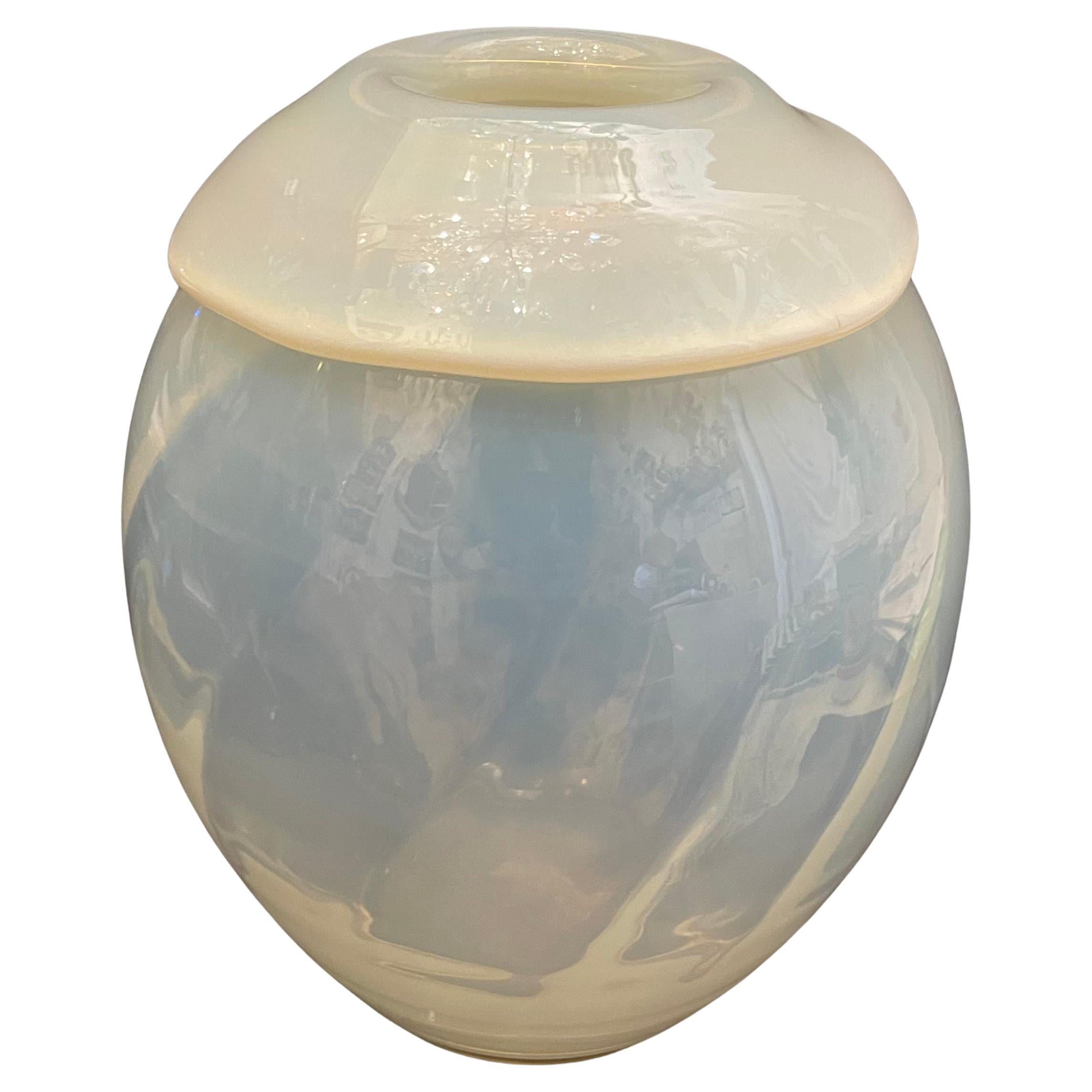 Magnifique vase en verre d
art moderne Waterford Evolution Large Optic Opal Opalescent en vente