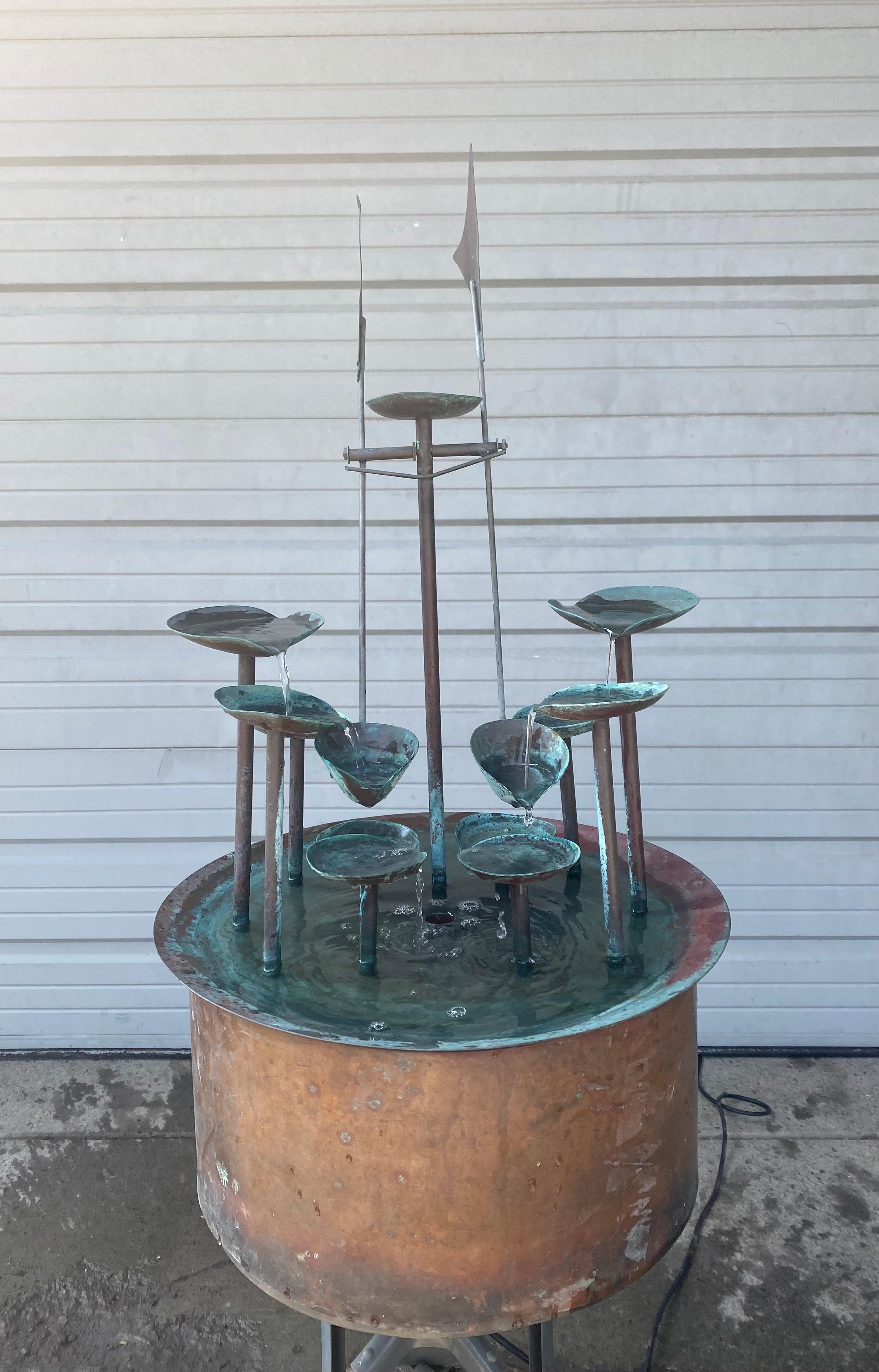 Ingeniosa fuente / fuente de agua de cobre, construcción de cobre macizo, diseño modernista Fabricada artesanalmente, ejecutada a mano. Escultura en movimiento, ideal para jardín o espacio interior.
