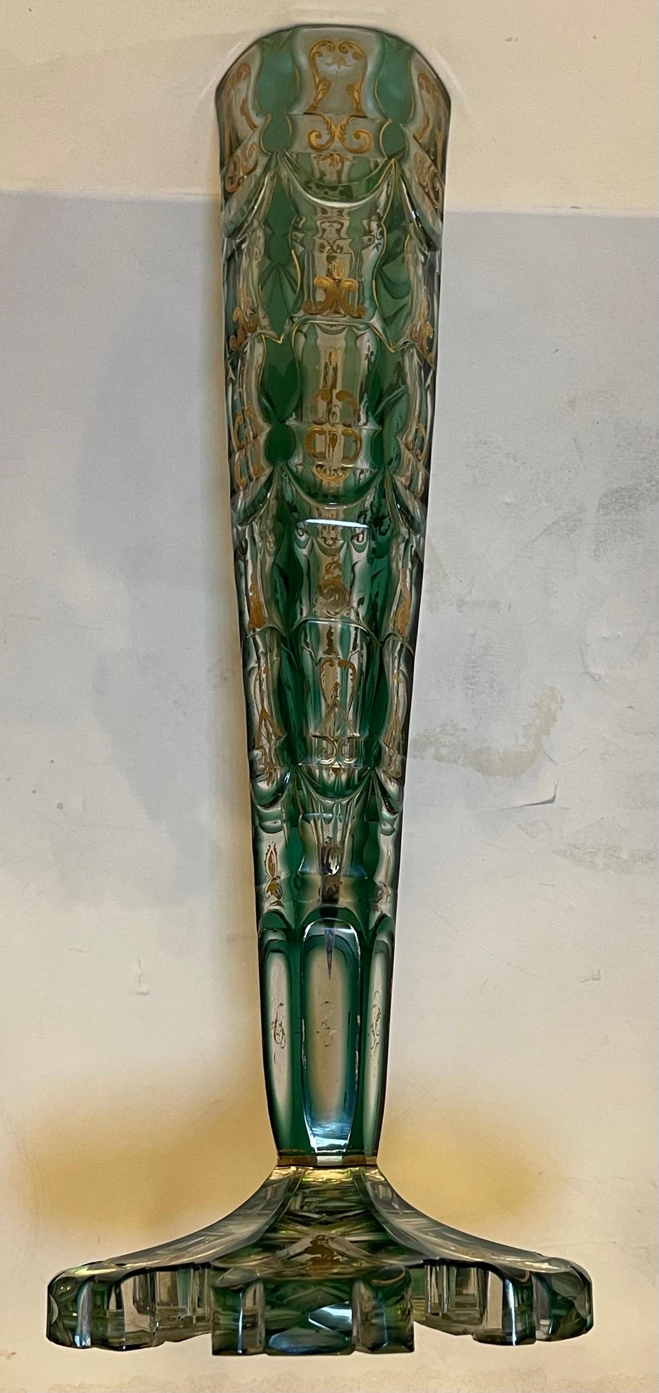 Eine wunderbare Monumental große antike böhmische Moser-Stil mit vergoldeten 
Dekoration einer smaragdgrünen, geschliffenen Kunstglasvase