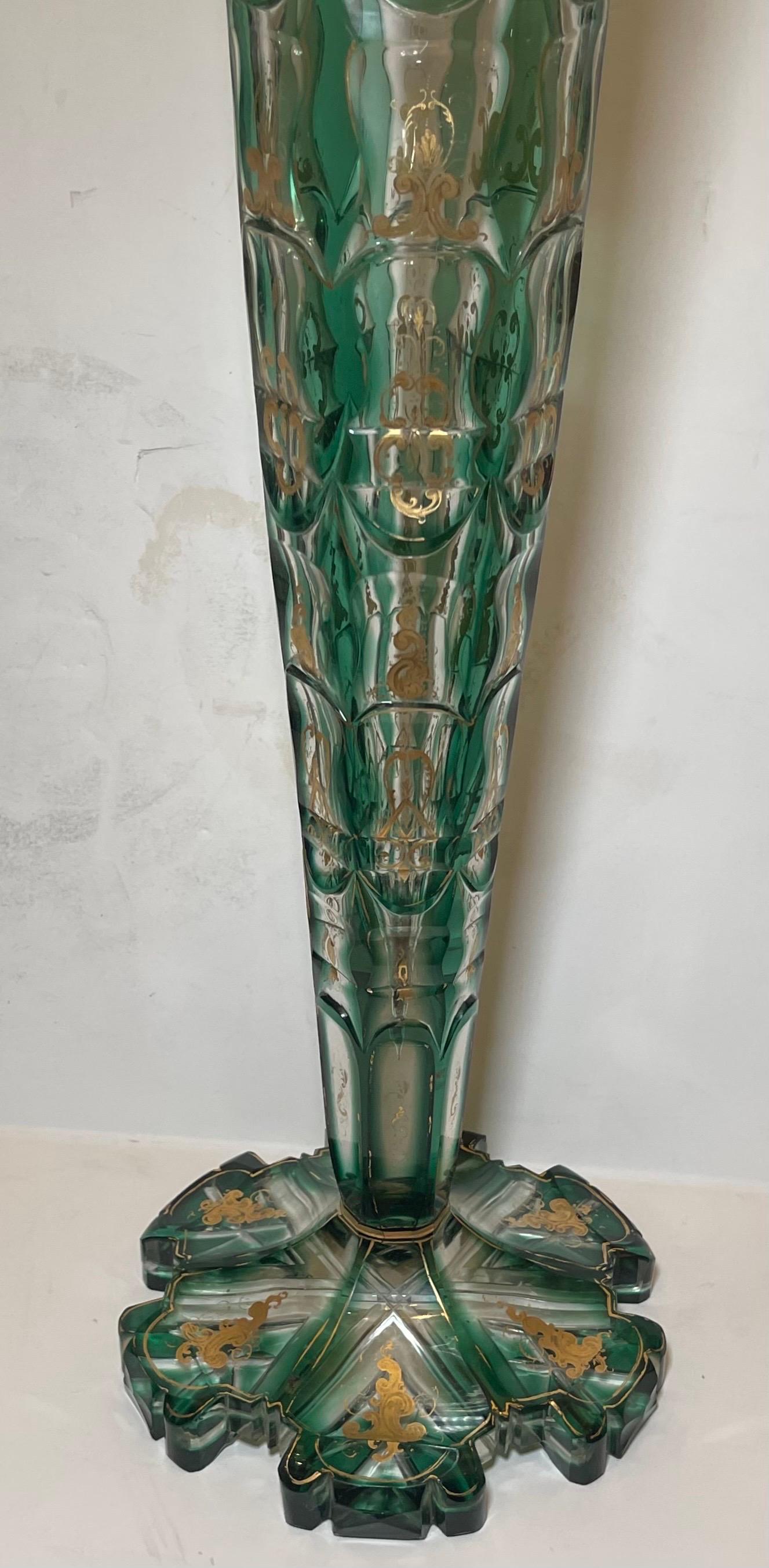 Wunderschöne monumentale antike böhmische Moser-Vase aus vergoldetem, smaragdgrünem Kunstglas, Monumental (Böhmisch) im Angebot