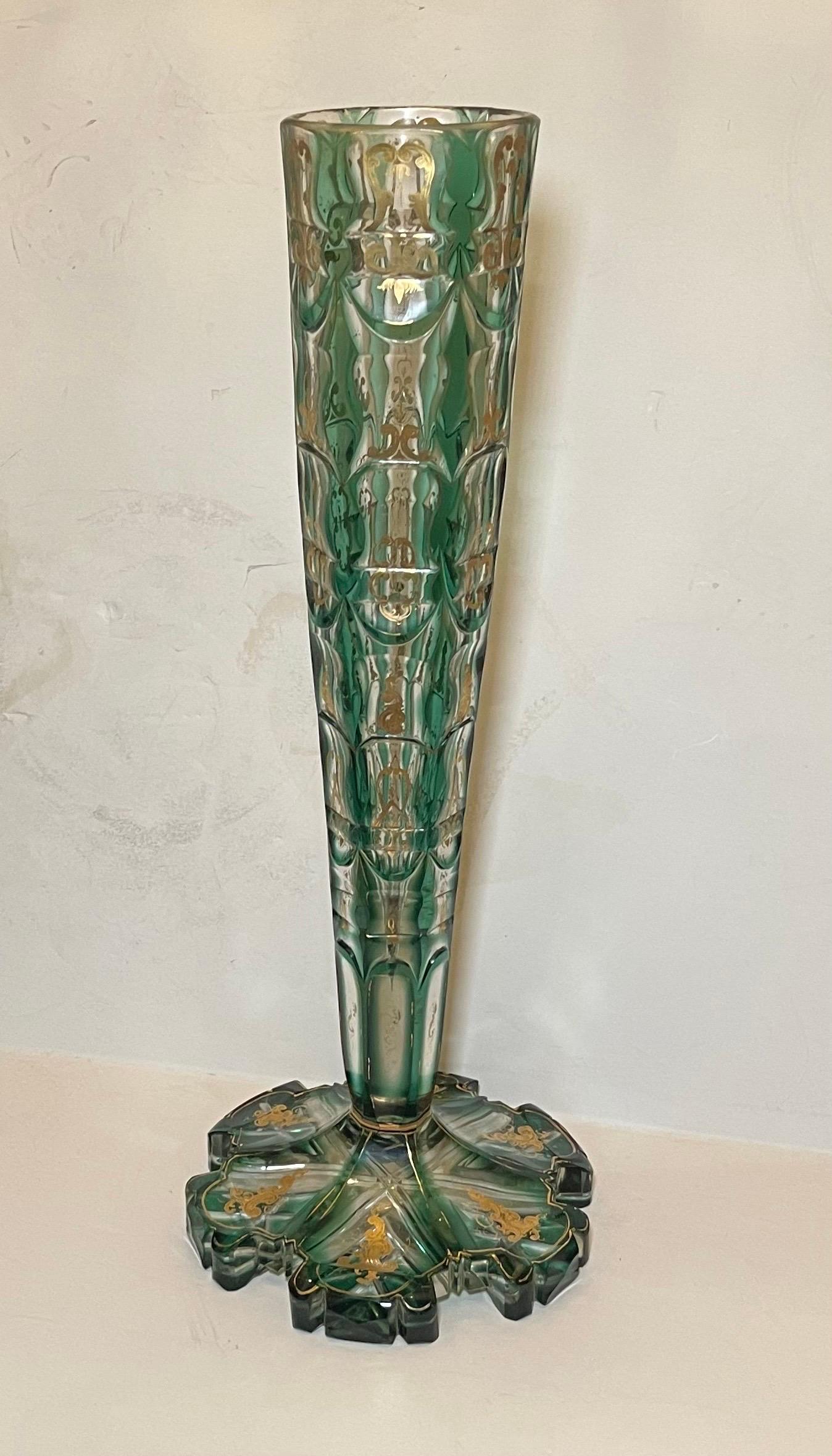 Wunderschöne monumentale antike böhmische Moser-Vase aus vergoldetem, smaragdgrünem Kunstglas, Monumental (Vergoldet) im Angebot