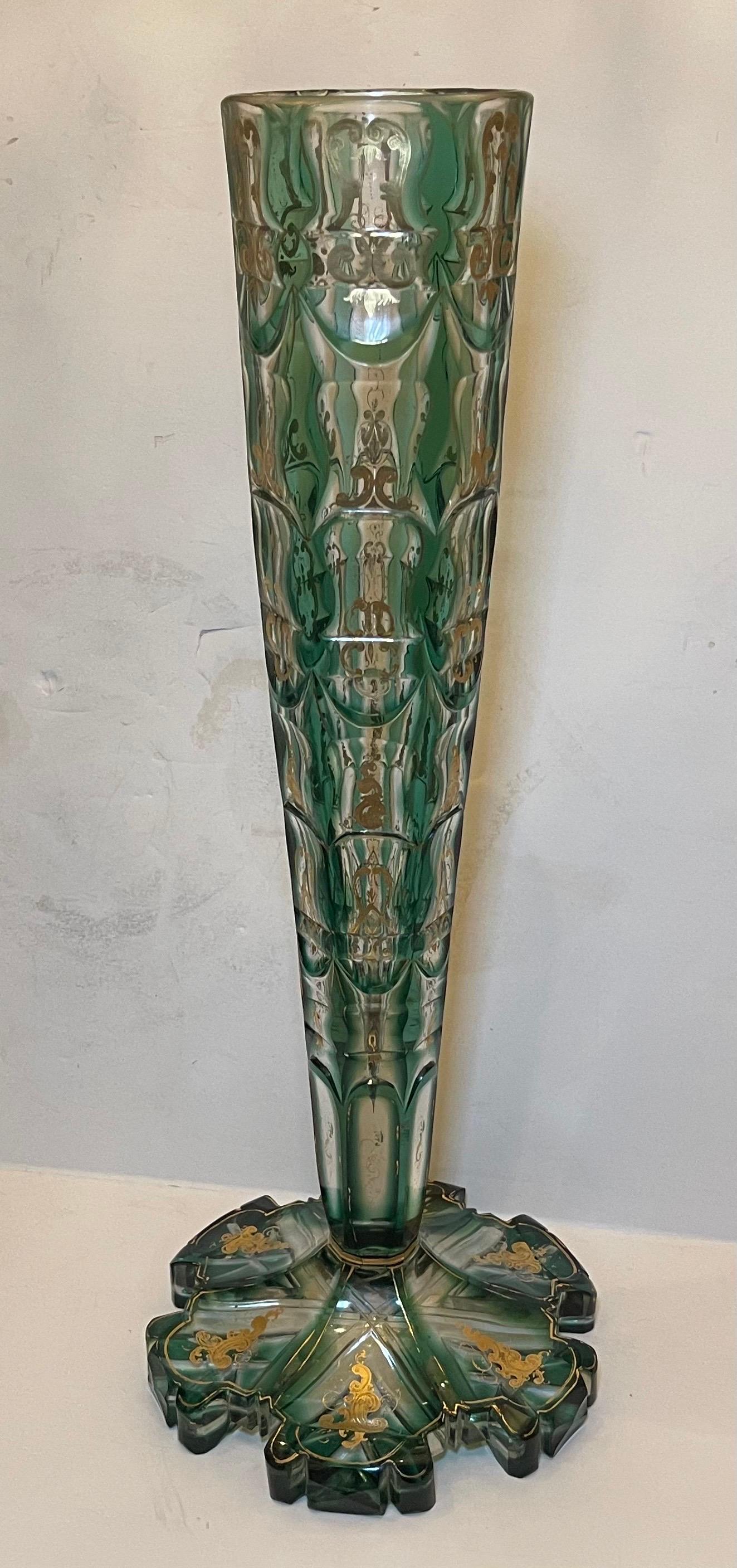 Wunderschöne monumentale antike böhmische Moser-Vase aus vergoldetem, smaragdgrünem Kunstglas, Monumental im Zustand „Gut“ im Angebot in Roslyn, NY