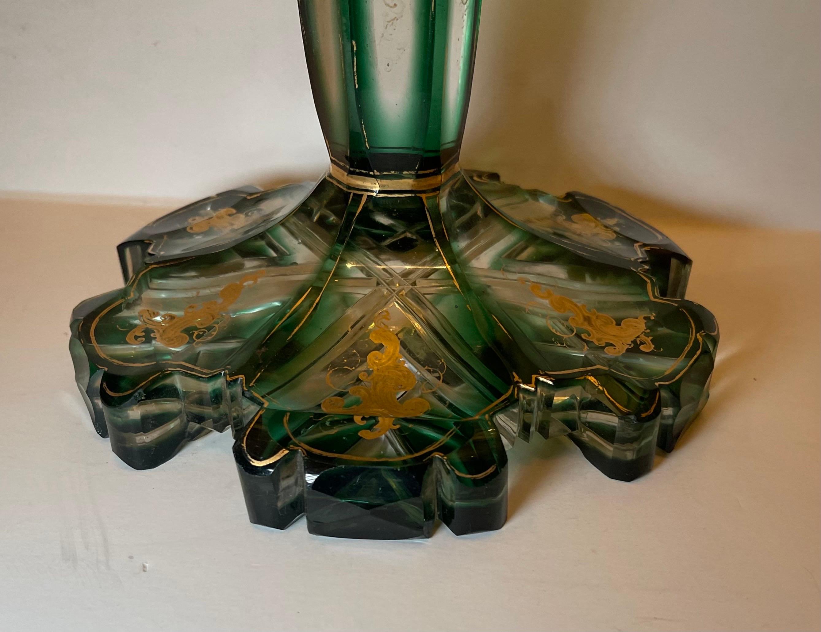 Wunderschöne monumentale antike böhmische Moser-Vase aus vergoldetem, smaragdgrünem Kunstglas, Monumental (19. Jahrhundert) im Angebot