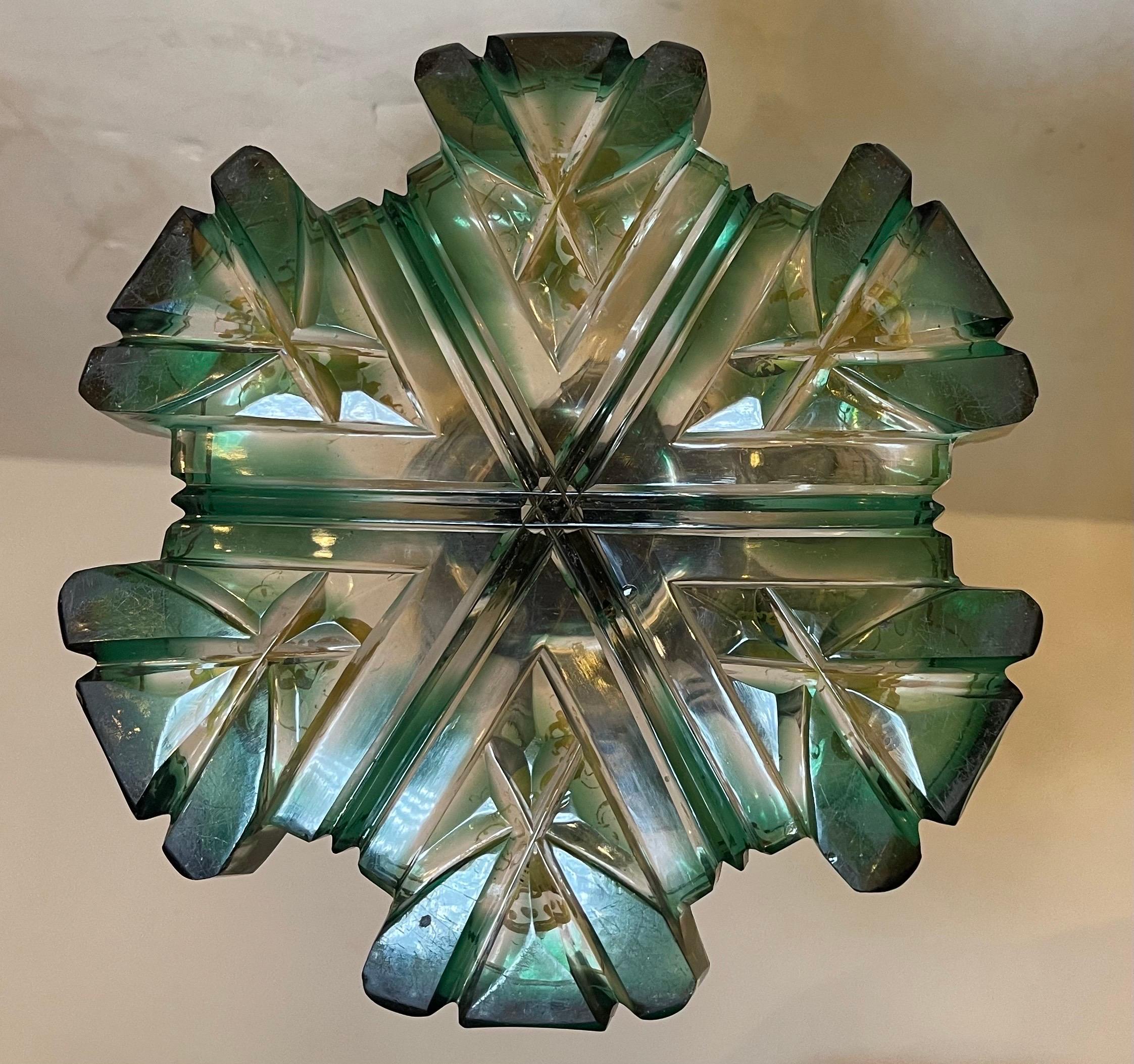 Wunderschöne monumentale antike böhmische Moser-Vase aus vergoldetem, smaragdgrünem Kunstglas, Monumental (Glaskunst) im Angebot