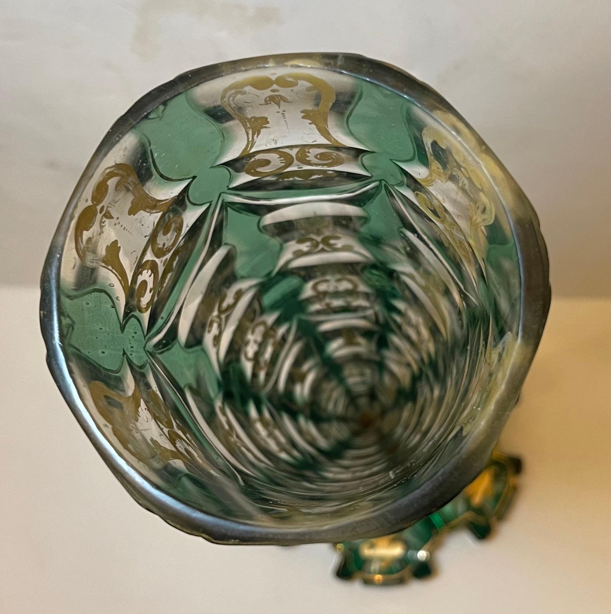 Wunderschöne monumentale antike böhmische Moser-Vase aus vergoldetem, smaragdgrünem Kunstglas, Monumental im Angebot 1