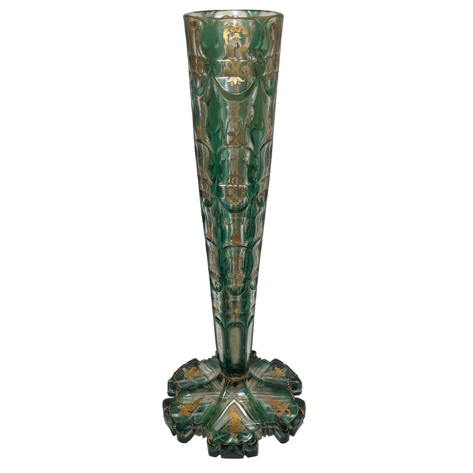 Wunderschöne monumentale antike böhmische Moser-Vase aus vergoldetem, smaragdgrünem Kunstglas, Monumental
