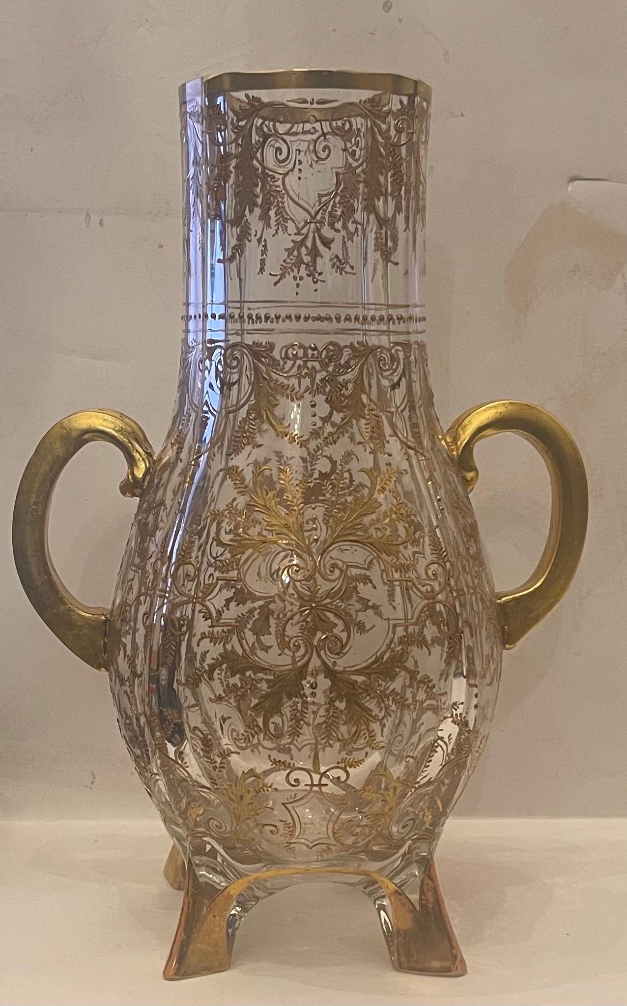 Magnifique grand vase en forme d'urne en verre d'art transparent de Moser avec peinture à la main en relief, dorée et émaillée. 