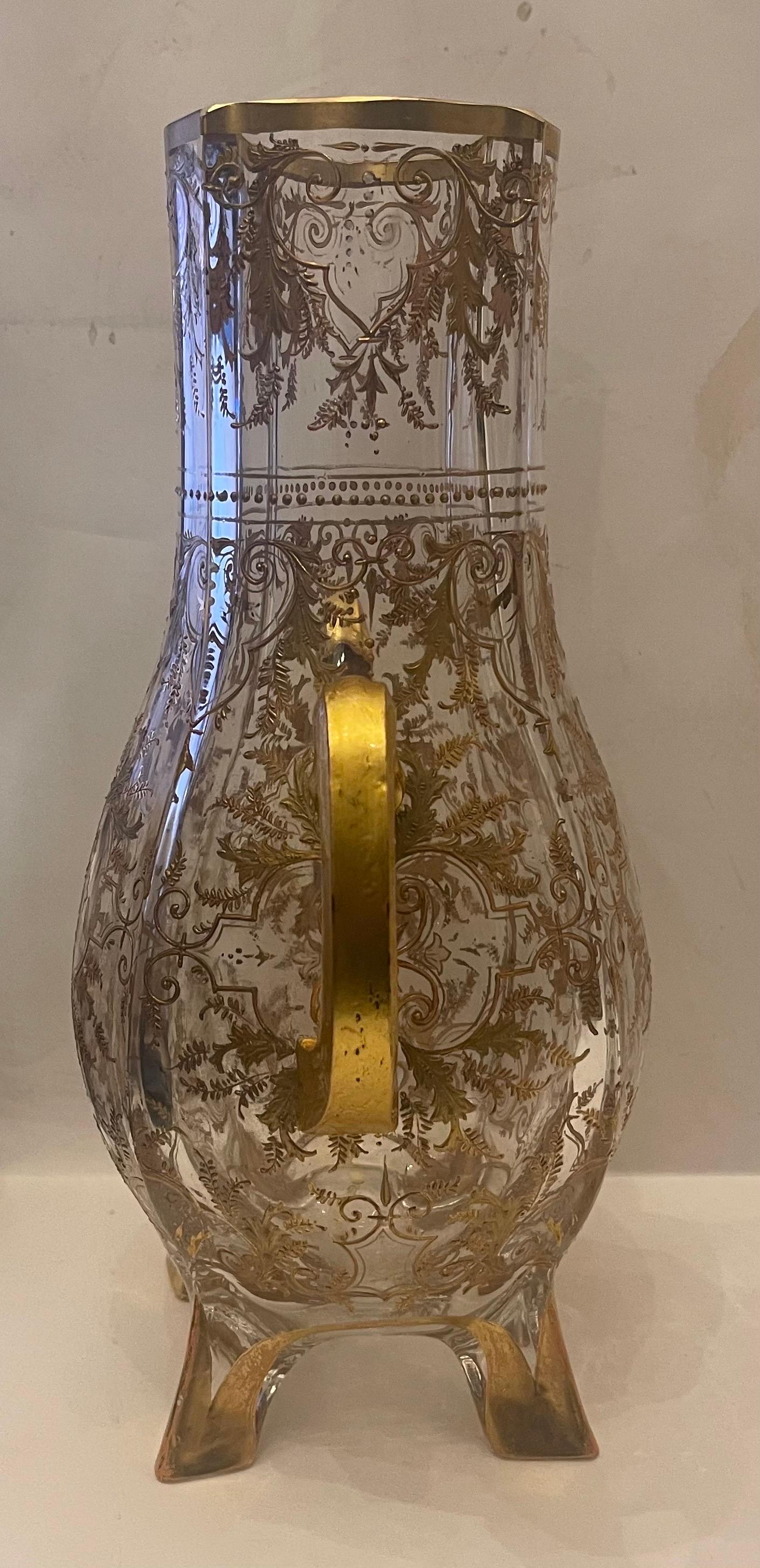 Belle Époque Merveilleuse urne en verre d'art transparent Moser en relief peinte à la main et dorée à l'or en vente