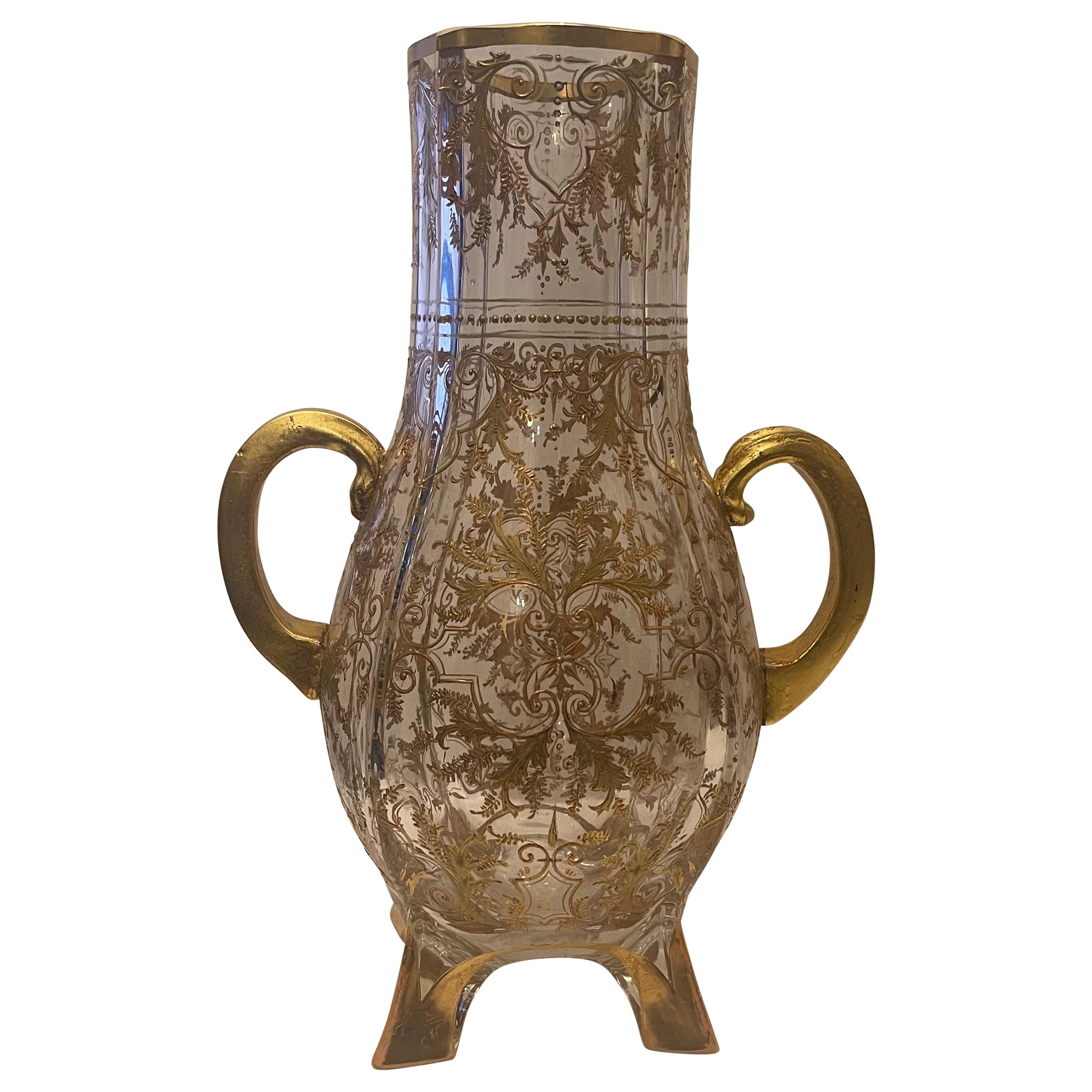 Merveilleuse urne en verre d'art transparent Moser en relief peinte à la main et dorée à l'or